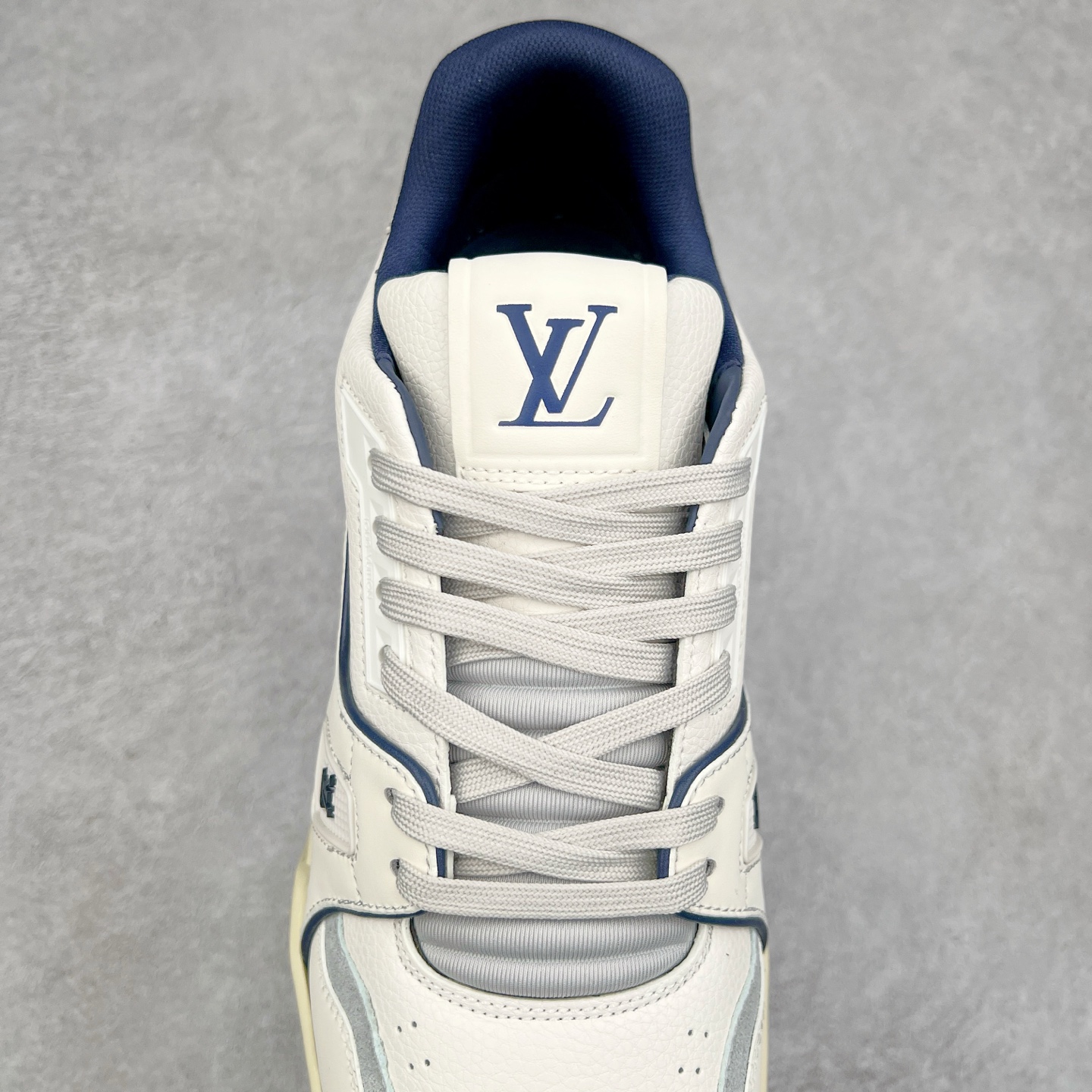 图片[5]-＃K1 Louis Vuitton Trainer lv时装走秀运动鞋 完美鞋型超高的清洁度 零毛边线头瑕疵 全套原楦原纸版原鞋开模 全网最具灵魂的版型 正确原装黄色鞋盒 正确中底印花 鞋面印花3D高频深度立体 全鞋电脑针车 紧密相连 针距密度一致 环保乳胶注塑鞋垫 厚度脚感还原原版 皮面裁剪部位 统一油边封口工艺 原装橡胶大底含胶量大底组合零偏差 专柜全套包装 防尘袋 说明书 质保卡 男女鞋 尺码：35 36 37 38 39 40 41 42 43 44 45-选品中心