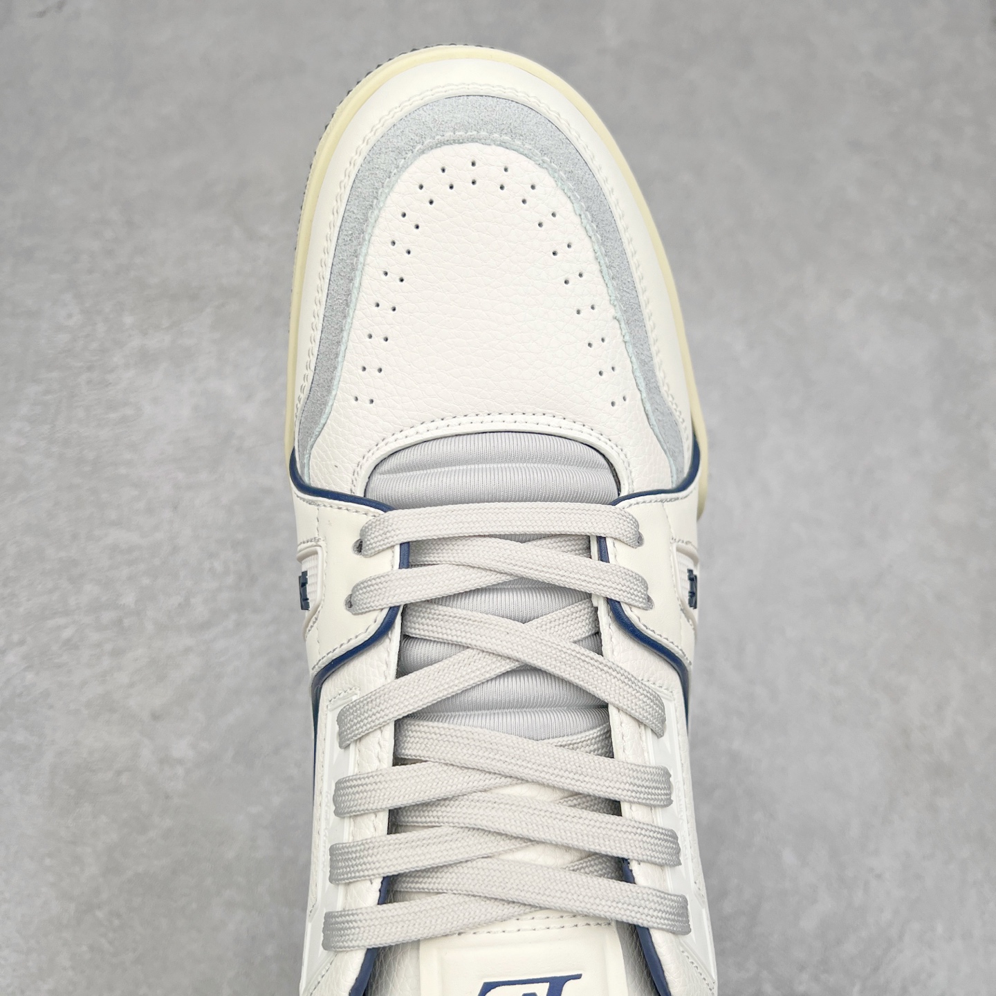 图片[4]-＃K1 Louis Vuitton Trainer lv时装走秀运动鞋 完美鞋型超高的清洁度 零毛边线头瑕疵 全套原楦原纸版原鞋开模 全网最具灵魂的版型 正确原装黄色鞋盒 正确中底印花 鞋面印花3D高频深度立体 全鞋电脑针车 紧密相连 针距密度一致 环保乳胶注塑鞋垫 厚度脚感还原原版 皮面裁剪部位 统一油边封口工艺 原装橡胶大底含胶量大底组合零偏差 专柜全套包装 防尘袋 说明书 质保卡 男女鞋 尺码：35 36 37 38 39 40 41 42 43 44 45-选品中心