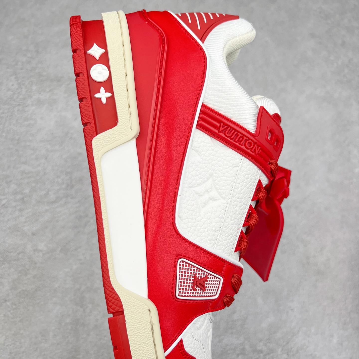 图片[6]-＃K1 Louis Vuitton Trainer lv时装走秀运动鞋 完美鞋型超高的清洁度 零毛边线头瑕疵 全套原楦原纸版原鞋开模 全网最具灵魂的版型 正确原装黄色鞋盒 正确中底印花 鞋面印花3D高频深度立体 全鞋电脑针车 紧密相连 针距密度一致 环保乳胶注塑鞋垫 厚度脚感还原原版 皮面裁剪部位 统一油边封口工艺 原装橡胶大底含胶量大底组合零偏差 专柜全套包装 防尘袋 说明书 质保卡 男女鞋 尺码：35 36 37 38 39 40 41 42 43 44 45-选品中心