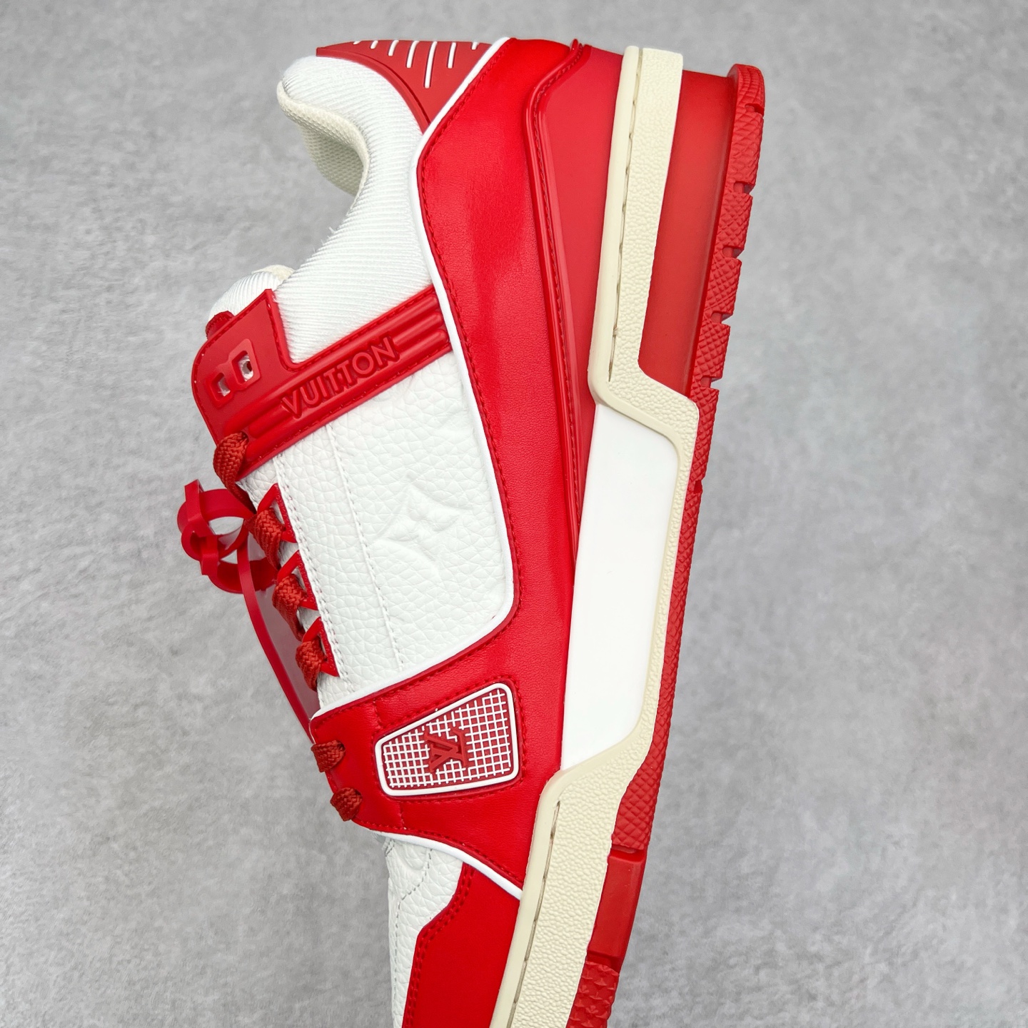 图片[7]-＃K1 Louis Vuitton Trainer lv时装走秀运动鞋 完美鞋型超高的清洁度 零毛边线头瑕疵 全套原楦原纸版原鞋开模 全网最具灵魂的版型 正确原装黄色鞋盒 正确中底印花 鞋面印花3D高频深度立体 全鞋电脑针车 紧密相连 针距密度一致 环保乳胶注塑鞋垫 厚度脚感还原原版 皮面裁剪部位 统一油边封口工艺 原装橡胶大底含胶量大底组合零偏差 专柜全套包装 防尘袋 说明书 质保卡 男女鞋 尺码：35 36 37 38 39 40 41 42 43 44 45-选品中心