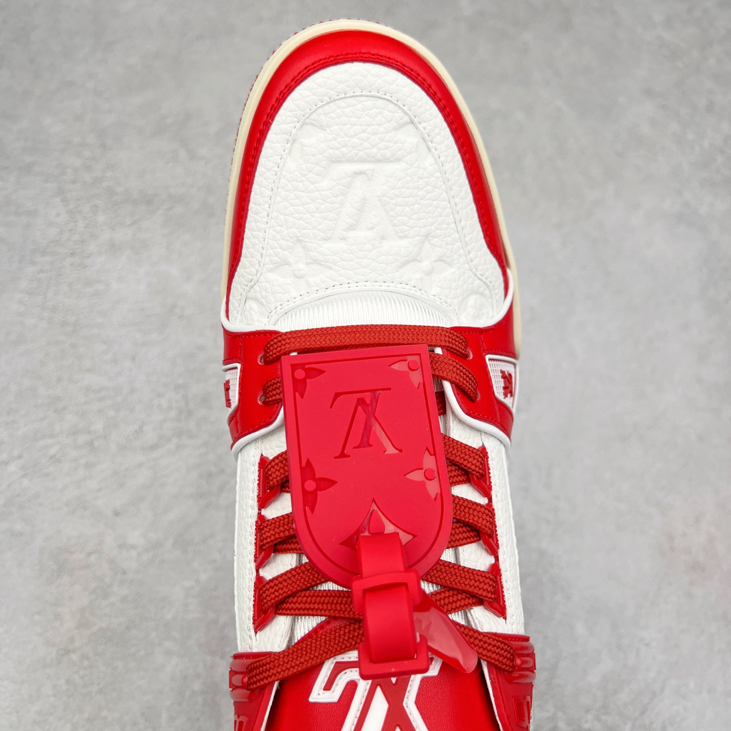 图片[4]-＃K1 Louis Vuitton Trainer lv时装走秀运动鞋 完美鞋型超高的清洁度 零毛边线头瑕疵 全套原楦原纸版原鞋开模 全网最具灵魂的版型 正确原装黄色鞋盒 正确中底印花 鞋面印花3D高频深度立体 全鞋电脑针车 紧密相连 针距密度一致 环保乳胶注塑鞋垫 厚度脚感还原原版 皮面裁剪部位 统一油边封口工艺 原装橡胶大底含胶量大底组合零偏差 专柜全套包装 防尘袋 说明书 质保卡 男女鞋 尺码：35 36 37 38 39 40 41 42 43 44 45-选品中心