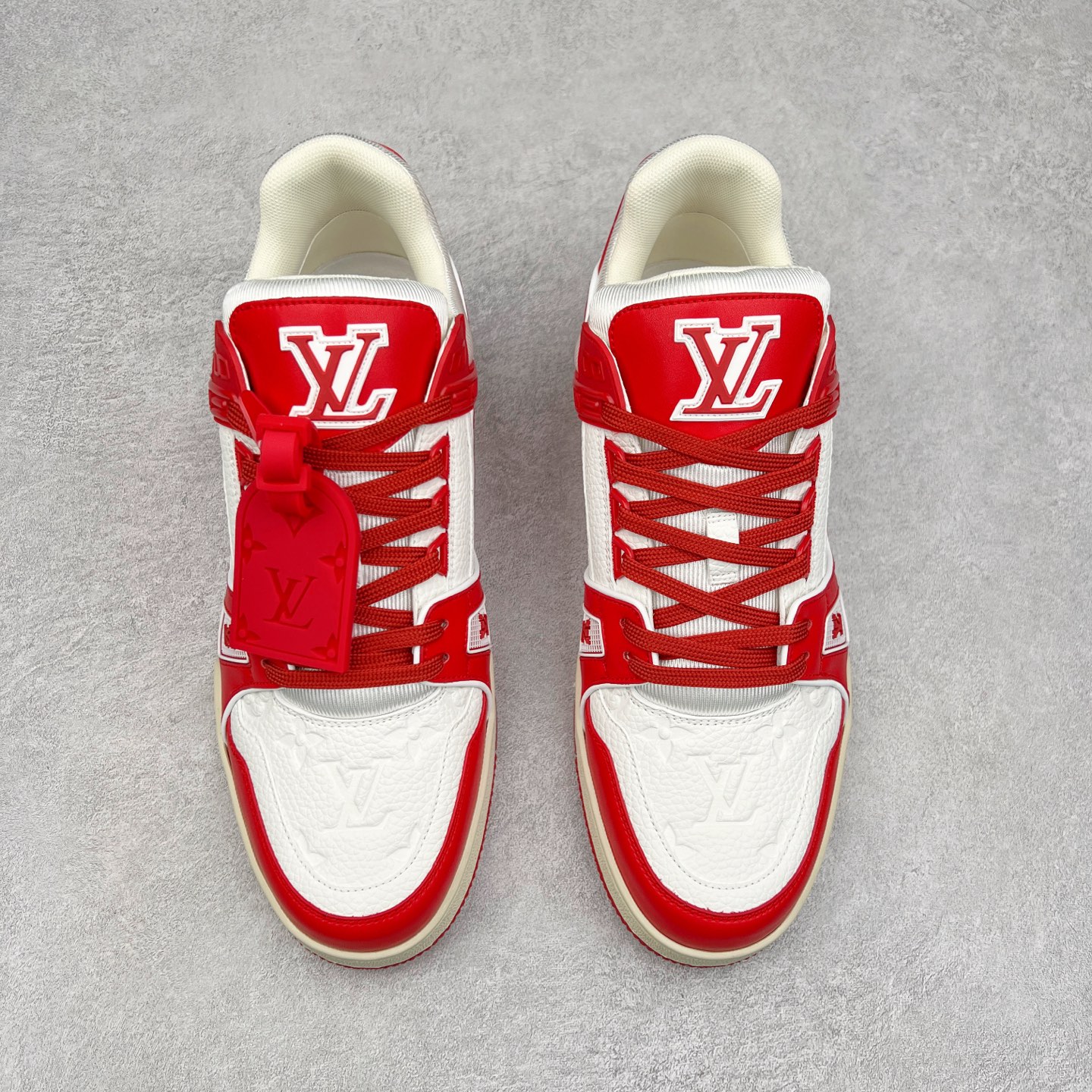 图片[2]-＃K1 Louis Vuitton Trainer lv时装走秀运动鞋 完美鞋型超高的清洁度 零毛边线头瑕疵 全套原楦原纸版原鞋开模 全网最具灵魂的版型 正确原装黄色鞋盒 正确中底印花 鞋面印花3D高频深度立体 全鞋电脑针车 紧密相连 针距密度一致 环保乳胶注塑鞋垫 厚度脚感还原原版 皮面裁剪部位 统一油边封口工艺 原装橡胶大底含胶量大底组合零偏差 专柜全套包装 防尘袋 说明书 质保卡 男女鞋 尺码：35 36 37 38 39 40 41 42 43 44 45-选品中心