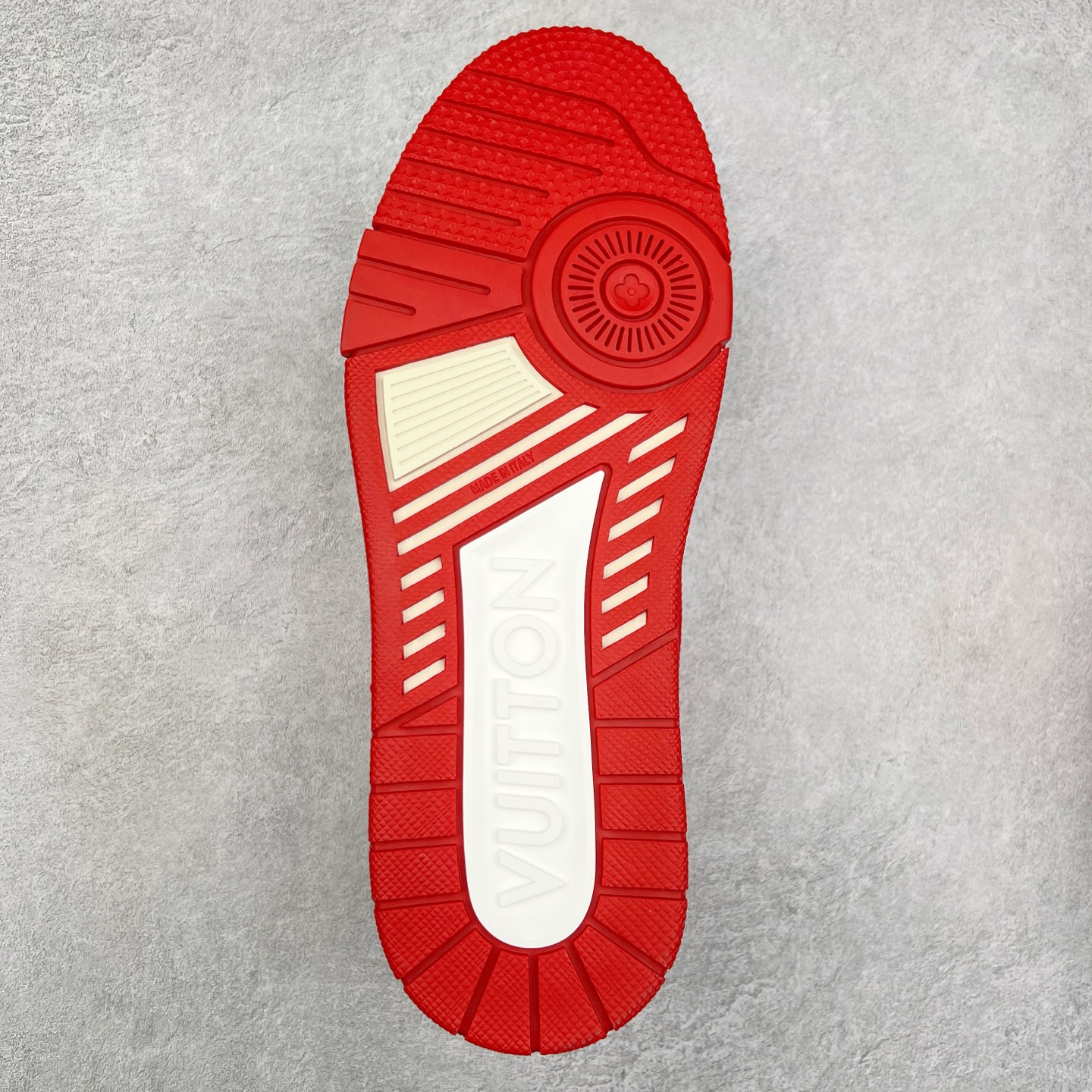 图片[9]-＃K1 Louis Vuitton Trainer lv时装走秀运动鞋 完美鞋型超高的清洁度 零毛边线头瑕疵 全套原楦原纸版原鞋开模 全网最具灵魂的版型 正确原装黄色鞋盒 正确中底印花 鞋面印花3D高频深度立体 全鞋电脑针车 紧密相连 针距密度一致 环保乳胶注塑鞋垫 厚度脚感还原原版 皮面裁剪部位 统一油边封口工艺 原装橡胶大底含胶量大底组合零偏差 专柜全套包装 防尘袋 说明书 质保卡 男女鞋 尺码：35 36 37 38 39 40 41 42 43 44 45-选品中心