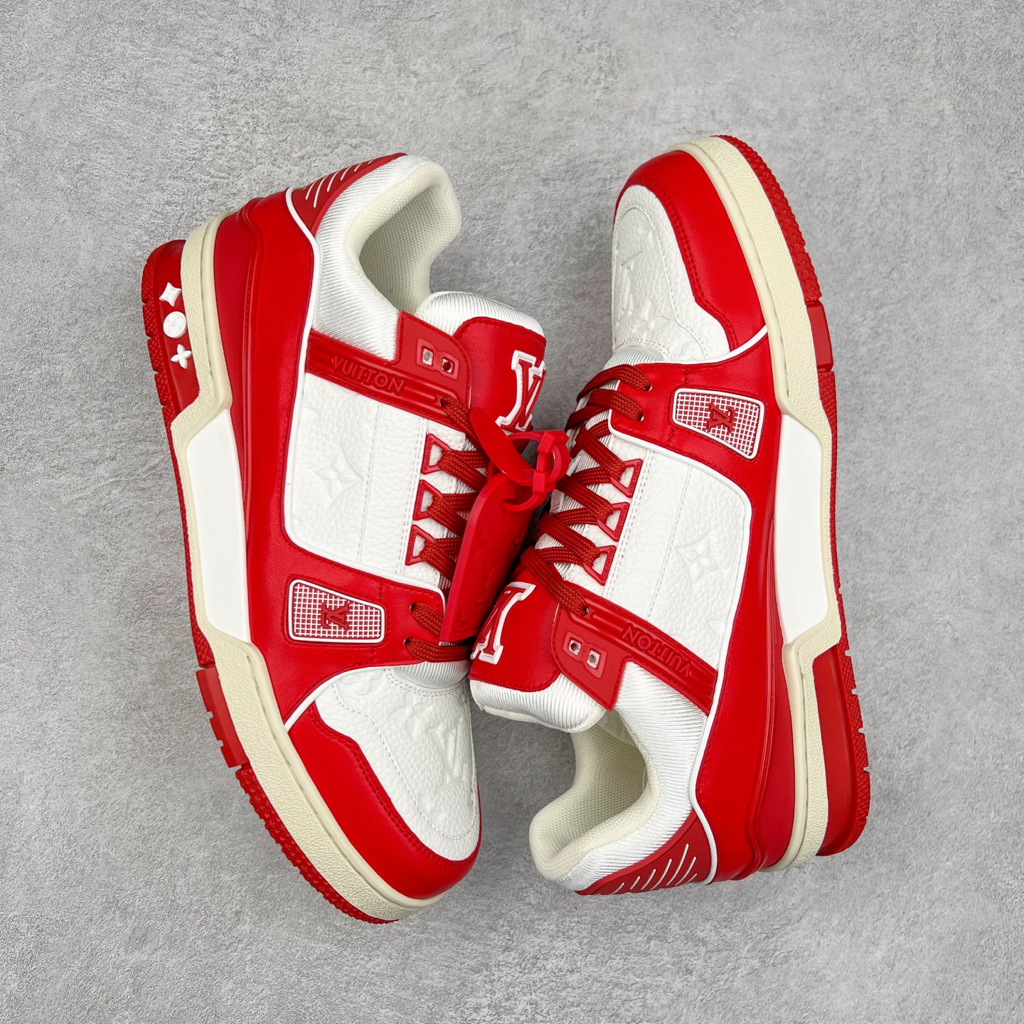 图片[3]-＃K1 Louis Vuitton Trainer lv时装走秀运动鞋 完美鞋型超高的清洁度 零毛边线头瑕疵 全套原楦原纸版原鞋开模 全网最具灵魂的版型 正确原装黄色鞋盒 正确中底印花 鞋面印花3D高频深度立体 全鞋电脑针车 紧密相连 针距密度一致 环保乳胶注塑鞋垫 厚度脚感还原原版 皮面裁剪部位 统一油边封口工艺 原装橡胶大底含胶量大底组合零偏差 专柜全套包装 防尘袋 说明书 质保卡 男女鞋 尺码：35 36 37 38 39 40 41 42 43 44 45-选品中心