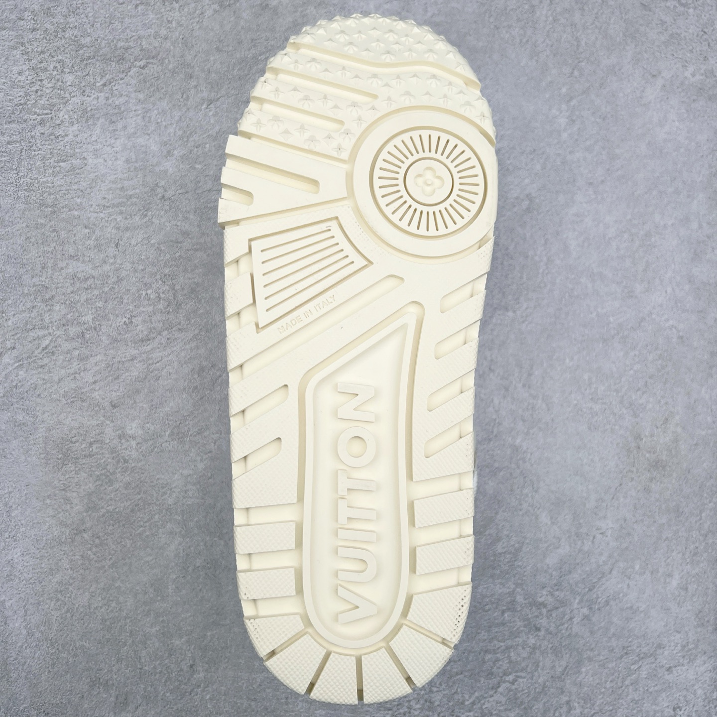 图片[9]-＃K1 lv Trainer Maxi 小胖丁系列面包鞋 驴牌23S时尚走秀款 原版购入开发历时半年开发打造 原版完美楦型 多次调试 达到还原99% 鞋面独家订制细柔小牛皮 厚实织物鞋带 独家私模超轻TPU大底 原配扣子串珠 正确原装黄色鞋盒 正确中底印花 鞋面印花3D高频深度立体 全鞋电脑针车 紧密相连 针距密度一致 皮面裁剪部位 统一油边封口工艺 备受瞩目火热面包鞋再次拉满流量 各地网红上脚 立体饱满的彩色面包鞋身 超大版型重新诠释了 Virgil Abloh大热lv运动时装鞋 完美增高5CM Size 36 37 38 39 40 41 42 43 44 45-选品中心