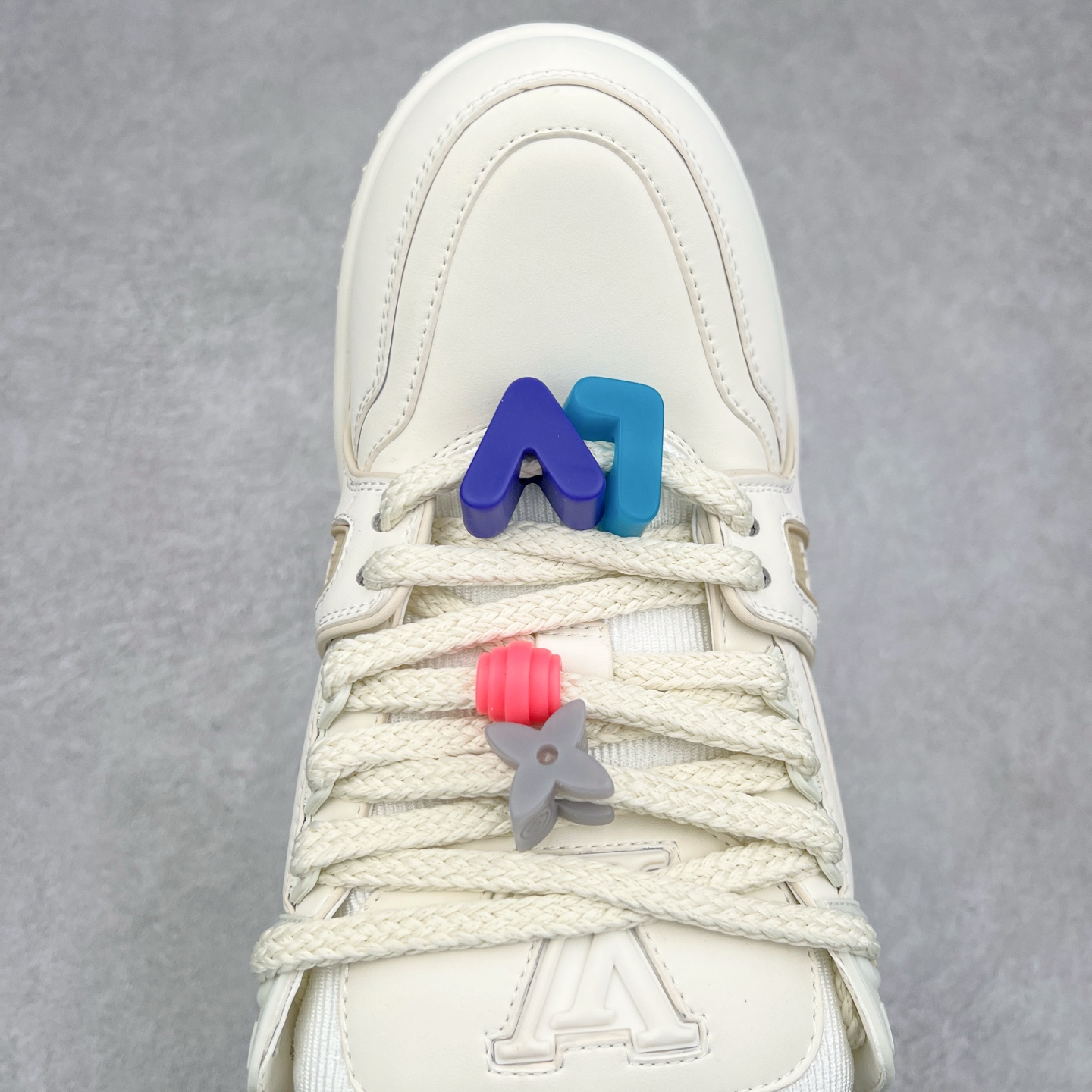 图片[4]-＃K1 lv Trainer Maxi 小胖丁系列面包鞋 驴牌23S时尚走秀款 原版购入开发历时半年开发打造 原版完美楦型 多次调试 达到还原99% 鞋面独家订制细柔小牛皮 厚实织物鞋带 独家私模超轻TPU大底 原配扣子串珠 正确原装黄色鞋盒 正确中底印花 鞋面印花3D高频深度立体 全鞋电脑针车 紧密相连 针距密度一致 皮面裁剪部位 统一油边封口工艺 备受瞩目火热面包鞋再次拉满流量 各地网红上脚 立体饱满的彩色面包鞋身 超大版型重新诠释了 Virgil Abloh大热lv运动时装鞋 完美增高5CM Size 36 37 38 39 40 41 42 43 44 45-选品中心