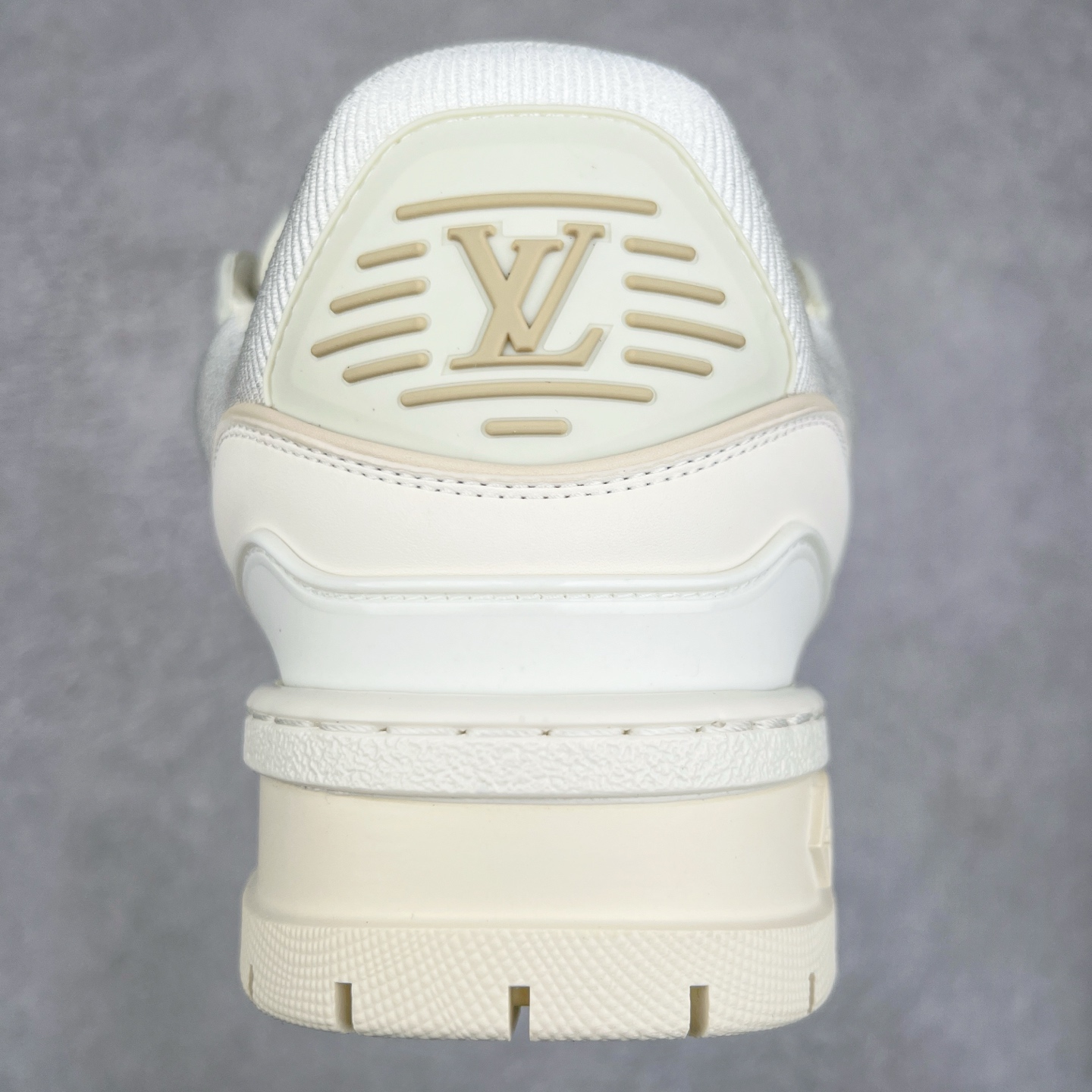 图片[8]-＃K1 lv Trainer Maxi 小胖丁系列面包鞋 驴牌23S时尚走秀款 原版购入开发历时半年开发打造 原版完美楦型 多次调试 达到还原99% 鞋面独家订制细柔小牛皮 厚实织物鞋带 独家私模超轻TPU大底 原配扣子串珠 正确原装黄色鞋盒 正确中底印花 鞋面印花3D高频深度立体 全鞋电脑针车 紧密相连 针距密度一致 皮面裁剪部位 统一油边封口工艺 备受瞩目火热面包鞋再次拉满流量 各地网红上脚 立体饱满的彩色面包鞋身 超大版型重新诠释了 Virgil Abloh大热lv运动时装鞋 完美增高5CM Size 36 37 38 39 40 41 42 43 44 45-选品中心