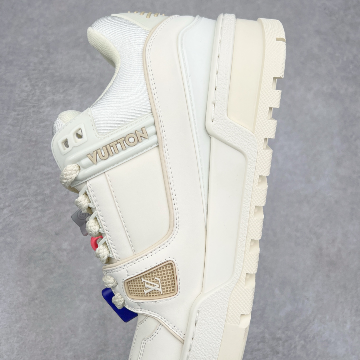 图片[7]-＃K1 lv Trainer Maxi 小胖丁系列面包鞋 驴牌23S时尚走秀款 原版购入开发历时半年开发打造 原版完美楦型 多次调试 达到还原99% 鞋面独家订制细柔小牛皮 厚实织物鞋带 独家私模超轻TPU大底 原配扣子串珠 正确原装黄色鞋盒 正确中底印花 鞋面印花3D高频深度立体 全鞋电脑针车 紧密相连 针距密度一致 皮面裁剪部位 统一油边封口工艺 备受瞩目火热面包鞋再次拉满流量 各地网红上脚 立体饱满的彩色面包鞋身 超大版型重新诠释了 Virgil Abloh大热lv运动时装鞋 完美增高5CM Size 36 37 38 39 40 41 42 43 44 45-选品中心