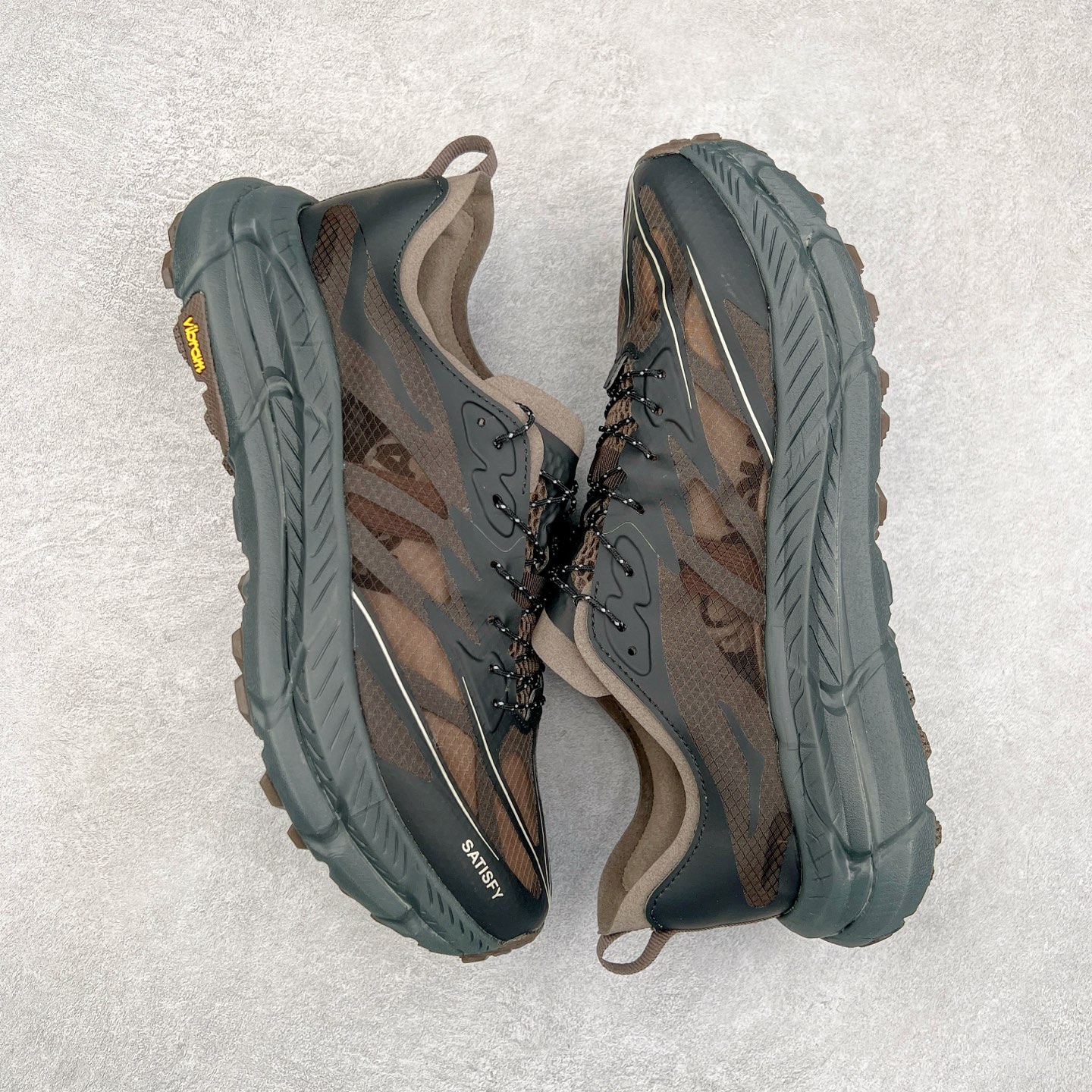 图片[3]-＃纯原 Satisfy x HOKA ONE ONE 百搭简约防滑耐磨低帮跑步鞋 联名配色 球鞋继承了HOKA的经典越野鞋型MAFATE SPEED 4的设计，更在此基础上进行了创新和提升，使得它既适合户外越野跑，又充满了时尚潮流的元素。它的半透明鞋面设计，不仅让鞋身看起来更加轻便，而且提供了良好的透气性。而保护性的防撕裂尼龙面料，则确保了在复杂地形中的耐用性。这样的设计，让人在享受奔跑的同时，也能感受到鞋底带来的舒适。双层ProFly™中底的使用，是这款鞋的另一个亮点。这种中底材质，提供了卓越的缓震性能，无论是在崎岖的山路上，还是在平坦的道路上，都能给跑者带来稳定的支撑。而VIBRAM MEGAGRIP®及LITEBASE®大底的搭载，更是让这款鞋在保持高抓地力的同时，减轻了鞋底的重量，使得每一步跑动都轻盈如飞。尺码：36 36.5 37.5 38 38.5 39 40 40.5 41 42 42.5 43 44 44.5 45 46-选品中心