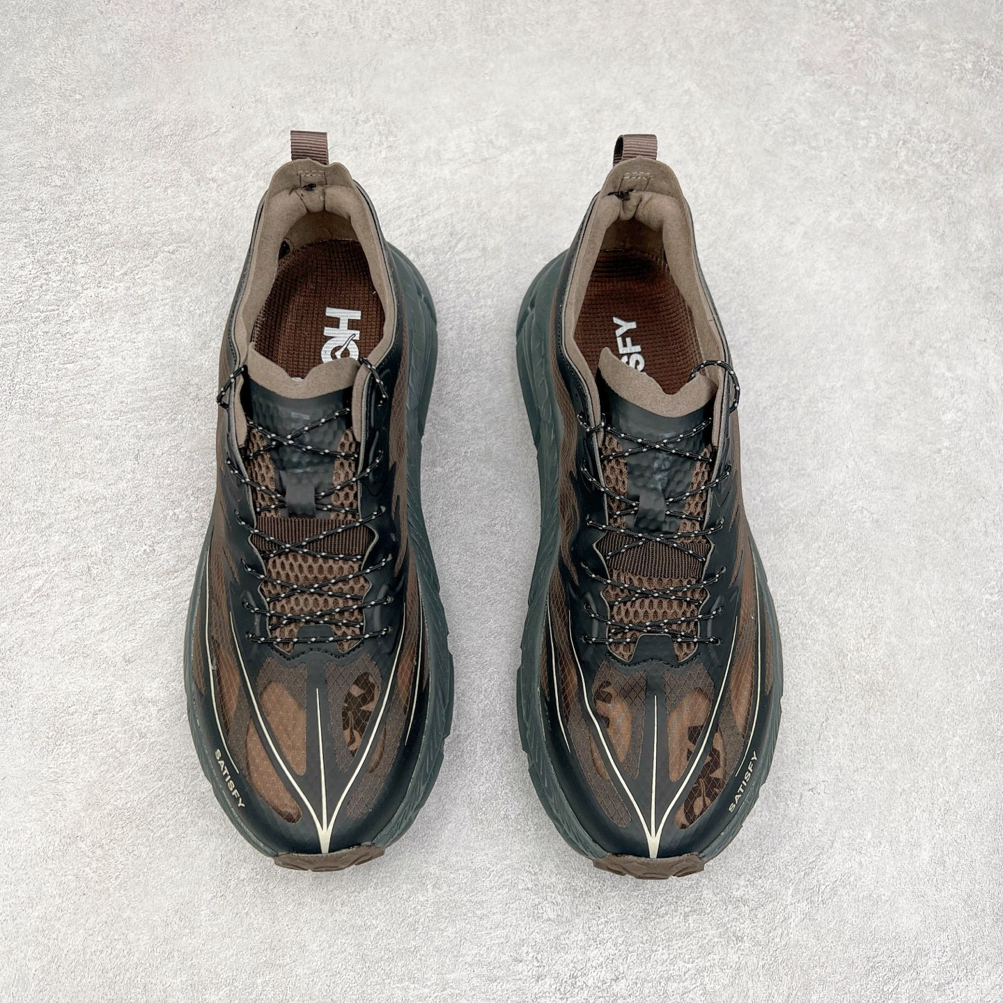 图片[2]-＃纯原 Satisfy x HOKA ONE ONE 百搭简约防滑耐磨低帮跑步鞋 联名配色 球鞋继承了HOKA的经典越野鞋型MAFATE SPEED 4的设计，更在此基础上进行了创新和提升，使得它既适合户外越野跑，又充满了时尚潮流的元素。它的半透明鞋面设计，不仅让鞋身看起来更加轻便，而且提供了良好的透气性。而保护性的防撕裂尼龙面料，则确保了在复杂地形中的耐用性。这样的设计，让人在享受奔跑的同时，也能感受到鞋底带来的舒适。双层ProFly™中底的使用，是这款鞋的另一个亮点。这种中底材质，提供了卓越的缓震性能，无论是在崎岖的山路上，还是在平坦的道路上，都能给跑者带来稳定的支撑。而VIBRAM MEGAGRIP®及LITEBASE®大底的搭载，更是让这款鞋在保持高抓地力的同时，减轻了鞋底的重量，使得每一步跑动都轻盈如飞。尺码：36 36.5 37.5 38 38.5 39 40 40.5 41 42 42.5 43 44 44.5 45 46-选品中心