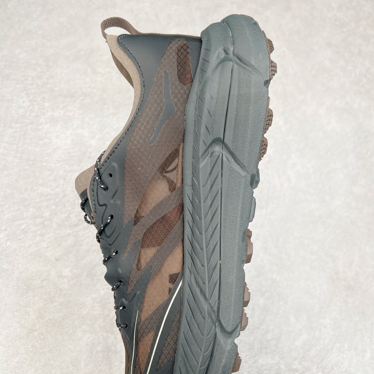 图片[7]-＃纯原 Satisfy x HOKA ONE ONE 百搭简约防滑耐磨低帮跑步鞋 联名配色 球鞋继承了HOKA的经典越野鞋型MAFATE SPEED 4的设计，更在此基础上进行了创新和提升，使得它既适合户外越野跑，又充满了时尚潮流的元素。它的半透明鞋面设计，不仅让鞋身看起来更加轻便，而且提供了良好的透气性。而保护性的防撕裂尼龙面料，则确保了在复杂地形中的耐用性。这样的设计，让人在享受奔跑的同时，也能感受到鞋底带来的舒适。双层ProFly™中底的使用，是这款鞋的另一个亮点。这种中底材质，提供了卓越的缓震性能，无论是在崎岖的山路上，还是在平坦的道路上，都能给跑者带来稳定的支撑。而VIBRAM MEGAGRIP®及LITEBASE®大底的搭载，更是让这款鞋在保持高抓地力的同时，减轻了鞋底的重量，使得每一步跑动都轻盈如飞。尺码：36 36.5 37.5 38 38.5 39 40 40.5 41 42 42.5 43 44 44.5 45 46-选品中心