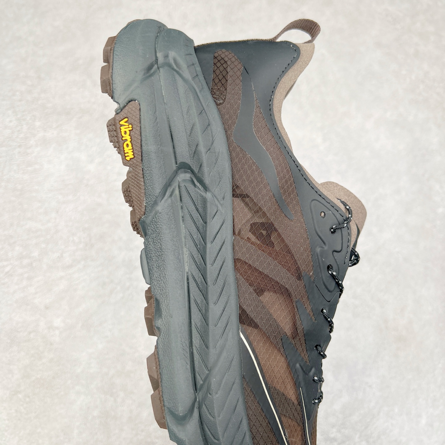 图片[6]-＃纯原 Satisfy x HOKA ONE ONE 百搭简约防滑耐磨低帮跑步鞋 联名配色 球鞋继承了HOKA的经典越野鞋型MAFATE SPEED 4的设计，更在此基础上进行了创新和提升，使得它既适合户外越野跑，又充满了时尚潮流的元素。它的半透明鞋面设计，不仅让鞋身看起来更加轻便，而且提供了良好的透气性。而保护性的防撕裂尼龙面料，则确保了在复杂地形中的耐用性。这样的设计，让人在享受奔跑的同时，也能感受到鞋底带来的舒适。双层ProFly™中底的使用，是这款鞋的另一个亮点。这种中底材质，提供了卓越的缓震性能，无论是在崎岖的山路上，还是在平坦的道路上，都能给跑者带来稳定的支撑。而VIBRAM MEGAGRIP®及LITEBASE®大底的搭载，更是让这款鞋在保持高抓地力的同时，减轻了鞋底的重量，使得每一步跑动都轻盈如飞。尺码：36 36.5 37.5 38 38.5 39 40 40.5 41 42 42.5 43 44 44.5 45 46-选品中心