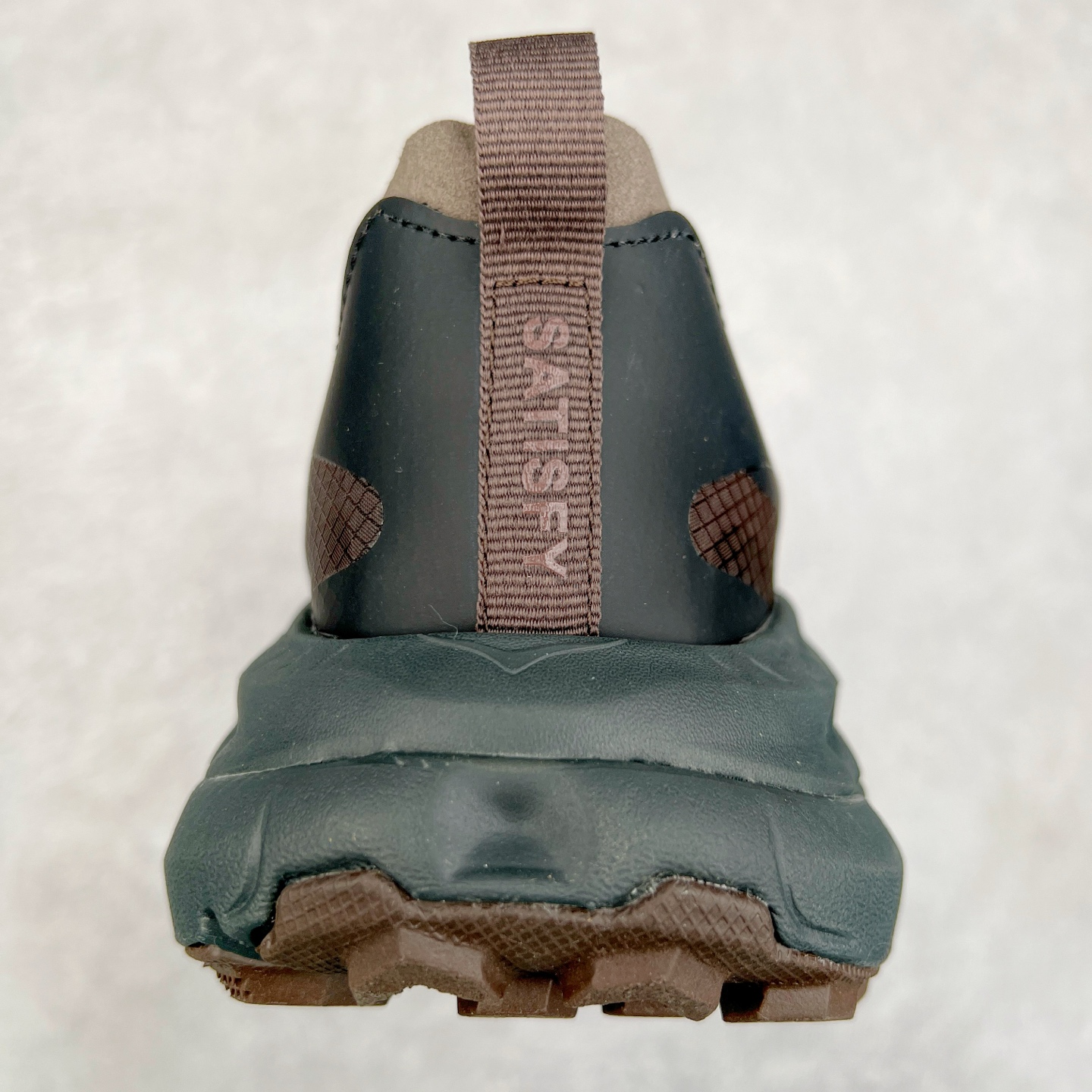 图片[8]-＃纯原 Satisfy x HOKA ONE ONE 百搭简约防滑耐磨低帮跑步鞋 联名配色 球鞋继承了HOKA的经典越野鞋型MAFATE SPEED 4的设计，更在此基础上进行了创新和提升，使得它既适合户外越野跑，又充满了时尚潮流的元素。它的半透明鞋面设计，不仅让鞋身看起来更加轻便，而且提供了良好的透气性。而保护性的防撕裂尼龙面料，则确保了在复杂地形中的耐用性。这样的设计，让人在享受奔跑的同时，也能感受到鞋底带来的舒适。双层ProFly™中底的使用，是这款鞋的另一个亮点。这种中底材质，提供了卓越的缓震性能，无论是在崎岖的山路上，还是在平坦的道路上，都能给跑者带来稳定的支撑。而VIBRAM MEGAGRIP®及LITEBASE®大底的搭载，更是让这款鞋在保持高抓地力的同时，减轻了鞋底的重量，使得每一步跑动都轻盈如飞。尺码：36 36.5 37.5 38 38.5 39 40 40.5 41 42 42.5 43 44 44.5 45 46-选品中心