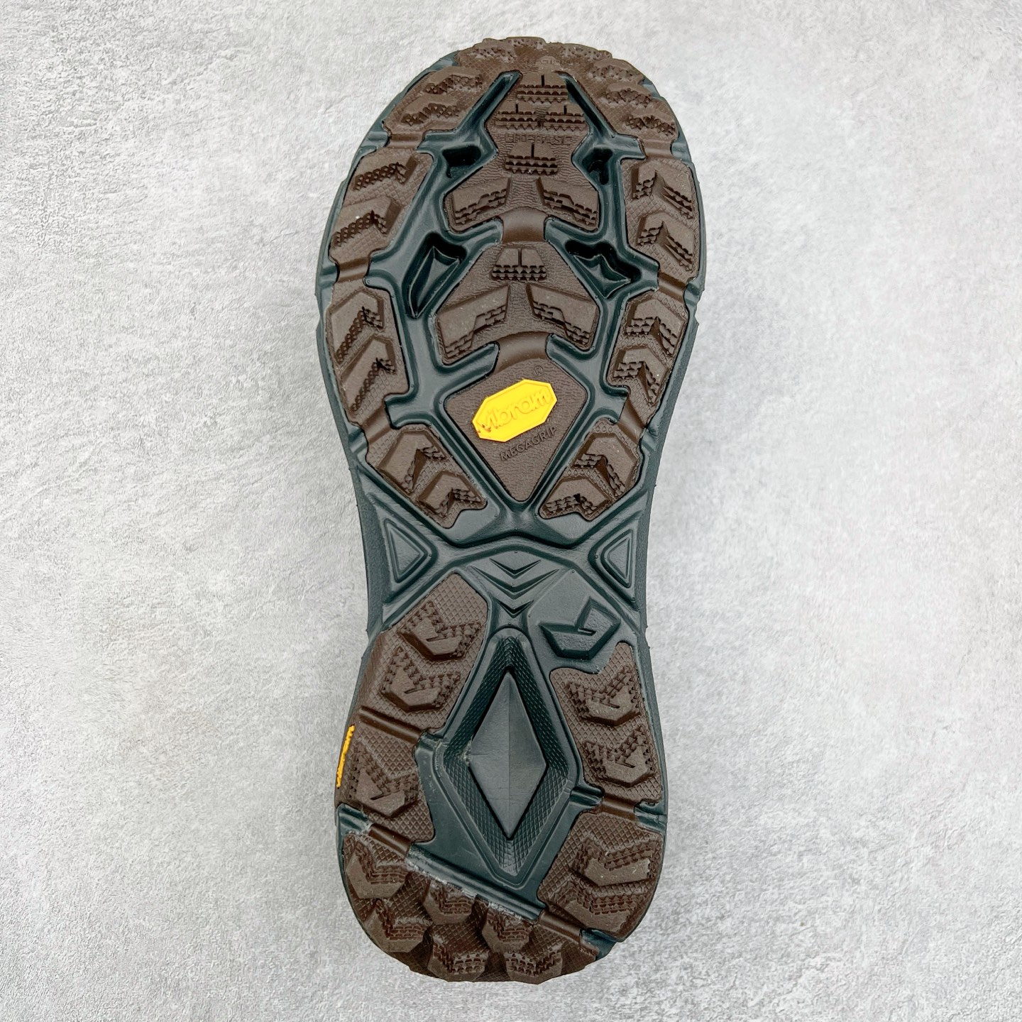 图片[9]-＃纯原 Satisfy x HOKA ONE ONE 百搭简约防滑耐磨低帮跑步鞋 联名配色 球鞋继承了HOKA的经典越野鞋型MAFATE SPEED 4的设计，更在此基础上进行了创新和提升，使得它既适合户外越野跑，又充满了时尚潮流的元素。它的半透明鞋面设计，不仅让鞋身看起来更加轻便，而且提供了良好的透气性。而保护性的防撕裂尼龙面料，则确保了在复杂地形中的耐用性。这样的设计，让人在享受奔跑的同时，也能感受到鞋底带来的舒适。双层ProFly™中底的使用，是这款鞋的另一个亮点。这种中底材质，提供了卓越的缓震性能，无论是在崎岖的山路上，还是在平坦的道路上，都能给跑者带来稳定的支撑。而VIBRAM MEGAGRIP®及LITEBASE®大底的搭载，更是让这款鞋在保持高抓地力的同时，减轻了鞋底的重量，使得每一步跑动都轻盈如飞。尺码：36 36.5 37.5 38 38.5 39 40 40.5 41 42 42.5 43 44 44.5 45 46-选品中心