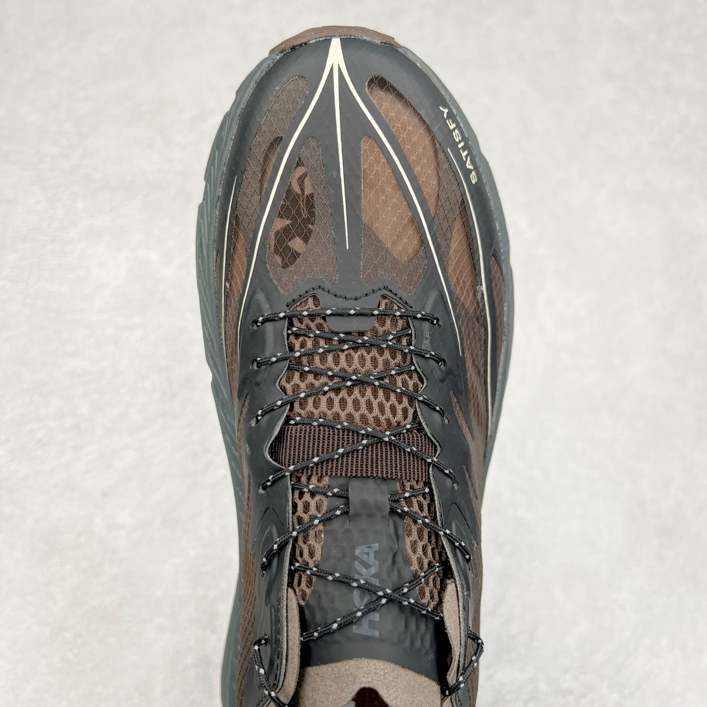 图片[4]-＃纯原 Satisfy x HOKA ONE ONE 百搭简约防滑耐磨低帮跑步鞋 联名配色 球鞋继承了HOKA的经典越野鞋型MAFATE SPEED 4的设计，更在此基础上进行了创新和提升，使得它既适合户外越野跑，又充满了时尚潮流的元素。它的半透明鞋面设计，不仅让鞋身看起来更加轻便，而且提供了良好的透气性。而保护性的防撕裂尼龙面料，则确保了在复杂地形中的耐用性。这样的设计，让人在享受奔跑的同时，也能感受到鞋底带来的舒适。双层ProFly™中底的使用，是这款鞋的另一个亮点。这种中底材质，提供了卓越的缓震性能，无论是在崎岖的山路上，还是在平坦的道路上，都能给跑者带来稳定的支撑。而VIBRAM MEGAGRIP®及LITEBASE®大底的搭载，更是让这款鞋在保持高抓地力的同时，减轻了鞋底的重量，使得每一步跑动都轻盈如飞。尺码：36 36.5 37.5 38 38.5 39 40 40.5 41 42 42.5 43 44 44.5 45 46-选品中心