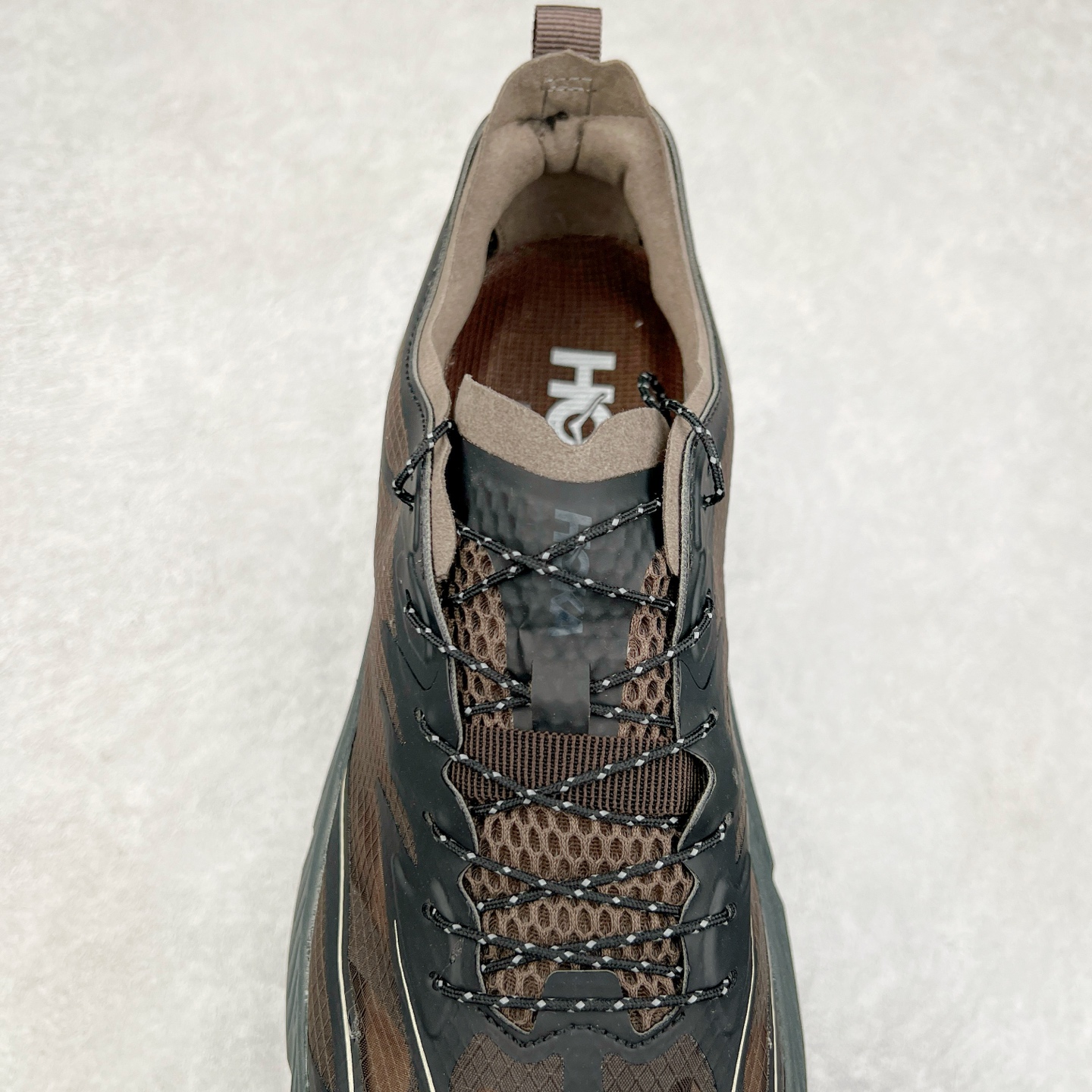 图片[5]-＃纯原 Satisfy x HOKA ONE ONE 百搭简约防滑耐磨低帮跑步鞋 联名配色 球鞋继承了HOKA的经典越野鞋型MAFATE SPEED 4的设计，更在此基础上进行了创新和提升，使得它既适合户外越野跑，又充满了时尚潮流的元素。它的半透明鞋面设计，不仅让鞋身看起来更加轻便，而且提供了良好的透气性。而保护性的防撕裂尼龙面料，则确保了在复杂地形中的耐用性。这样的设计，让人在享受奔跑的同时，也能感受到鞋底带来的舒适。双层ProFly™中底的使用，是这款鞋的另一个亮点。这种中底材质，提供了卓越的缓震性能，无论是在崎岖的山路上，还是在平坦的道路上，都能给跑者带来稳定的支撑。而VIBRAM MEGAGRIP®及LITEBASE®大底的搭载，更是让这款鞋在保持高抓地力的同时，减轻了鞋底的重量，使得每一步跑动都轻盈如飞。尺码：36 36.5 37.5 38 38.5 39 40 40.5 41 42 42.5 43 44 44.5 45 46-选品中心