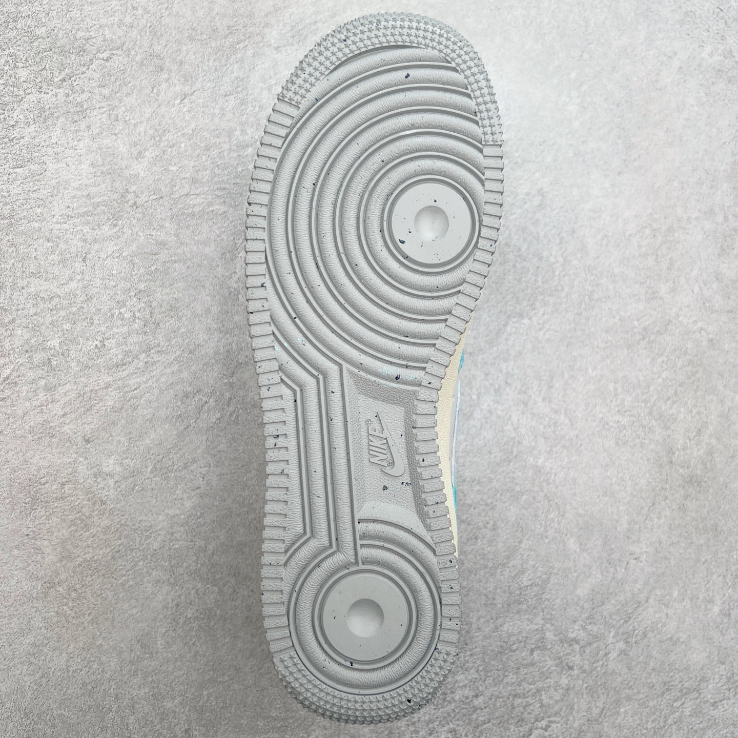 图片[9]-NK Air Force 1´07 Low 空军一号低帮百搭休闲运动板鞋 DX2678-222 柔软、弹性十足的缓震性能和出色的中底设计 横跨复古与现代的外型结合 造就出风靡全球 三十多年的Force 1 直到今天还深受青睐 尺码：36 36.5 37.5 38 38.5 39 40 40.5 41 42 42.5 43 44 44.5 45-选品中心