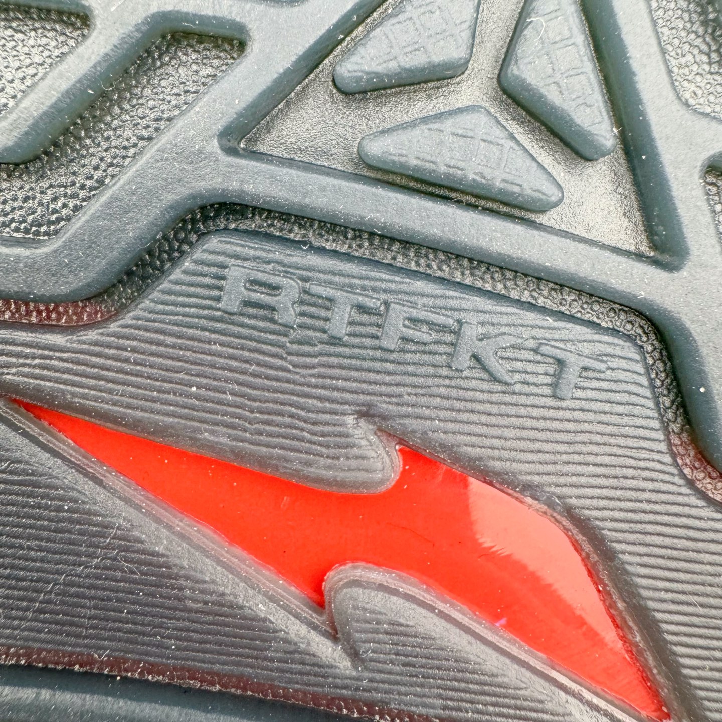 图片[13]-＃纯原 RTFKT Studios x NK Dunk Genesis Low 扣篮元宇宙系列经典低帮休闲运动滑板板鞋 HQ0899-001 重金开发 百万磨具加持 原盒原配金属配件 侧拉抽屉盒 虚拟数字时尚单位 RTFKT Studios 在 2021 年被 Nike 收购后，人气可谓迅速攀升，现在堪称元宇宙领域的顶流。并且与包括村上隆在内的多个艺术家联名，推出了超多联名配色，就连 Nike 创始人菲尔·奈特都亲自尝试体验。近期，RTFKT Studios 与 Nike 再次推出了全新配色鞋款，并且将在潮流集会 ComplexCon 上独家登场。第一双以浅灰色为主调，依旧保留了 RTFKT 经典的科幻属性，虽然配色简单，但却依然吸睛。当然，按照官方拆解来看，鞋舌上的鞋带扣可以进行拆卸，使鞋款更为简约。值得一提的是，中底还搭载着 Air Zoom 气垫，提供优秀的脚感表现。另一双则以黑色、紫色组成，对比上一双而言会更加酷炫，同时也更具未来感。鞋面从细节图上看，貌似是使用了类似 PVC 质感的皮革面料，质感表现不必担心。尺码：40 40.5 41 42 42.5 43 44 44.5 45-选品中心