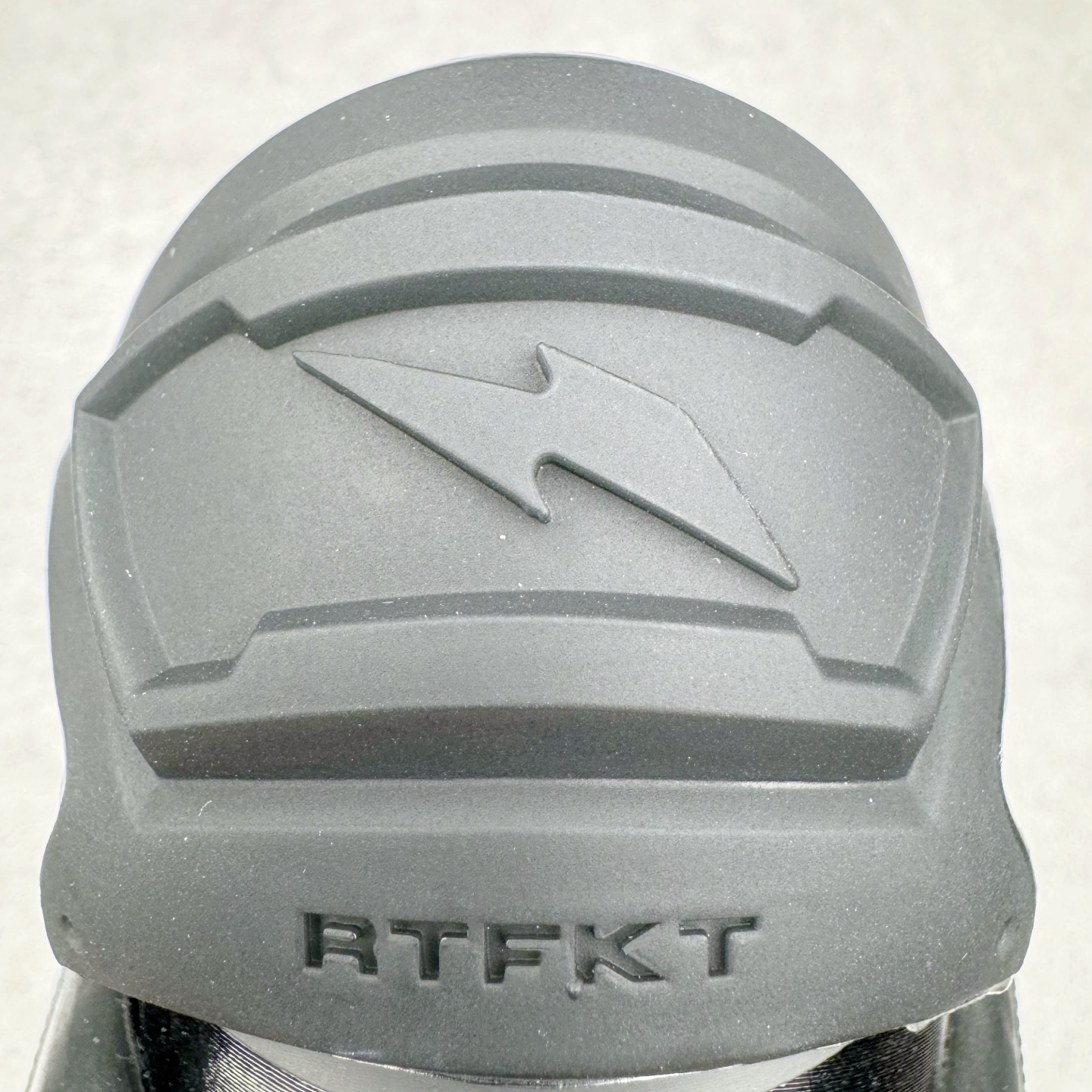 图片[15]-＃纯原 RTFKT Studios x NK Dunk Genesis Low 扣篮元宇宙系列经典低帮休闲运动滑板板鞋 HQ0899-001 重金开发 百万磨具加持 原盒原配金属配件 侧拉抽屉盒 虚拟数字时尚单位 RTFKT Studios 在 2021 年被 Nike 收购后，人气可谓迅速攀升，现在堪称元宇宙领域的顶流。并且与包括村上隆在内的多个艺术家联名，推出了超多联名配色，就连 Nike 创始人菲尔·奈特都亲自尝试体验。近期，RTFKT Studios 与 Nike 再次推出了全新配色鞋款，并且将在潮流集会 ComplexCon 上独家登场。第一双以浅灰色为主调，依旧保留了 RTFKT 经典的科幻属性，虽然配色简单，但却依然吸睛。当然，按照官方拆解来看，鞋舌上的鞋带扣可以进行拆卸，使鞋款更为简约。值得一提的是，中底还搭载着 Air Zoom 气垫，提供优秀的脚感表现。另一双则以黑色、紫色组成，对比上一双而言会更加酷炫，同时也更具未来感。鞋面从细节图上看，貌似是使用了类似 PVC 质感的皮革面料，质感表现不必担心。尺码：40 40.5 41 42 42.5 43 44 44.5 45-选品中心