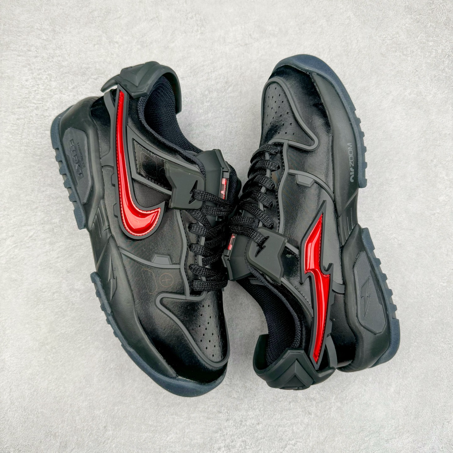 图片[3]-＃纯原 RTFKT Studios x NK Dunk Genesis Low 扣篮元宇宙系列经典低帮休闲运动滑板板鞋 HQ0899-001 重金开发 百万磨具加持 原盒原配金属配件 侧拉抽屉盒 虚拟数字时尚单位 RTFKT Studios 在 2021 年被 Nike 收购后，人气可谓迅速攀升，现在堪称元宇宙领域的顶流。并且与包括村上隆在内的多个艺术家联名，推出了超多联名配色，就连 Nike 创始人菲尔·奈特都亲自尝试体验。近期，RTFKT Studios 与 Nike 再次推出了全新配色鞋款，并且将在潮流集会 ComplexCon 上独家登场。第一双以浅灰色为主调，依旧保留了 RTFKT 经典的科幻属性，虽然配色简单，但却依然吸睛。当然，按照官方拆解来看，鞋舌上的鞋带扣可以进行拆卸，使鞋款更为简约。值得一提的是，中底还搭载着 Air Zoom 气垫，提供优秀的脚感表现。另一双则以黑色、紫色组成，对比上一双而言会更加酷炫，同时也更具未来感。鞋面从细节图上看，貌似是使用了类似 PVC 质感的皮革面料，质感表现不必担心。尺码：40 40.5 41 42 42.5 43 44 44.5 45-选品中心