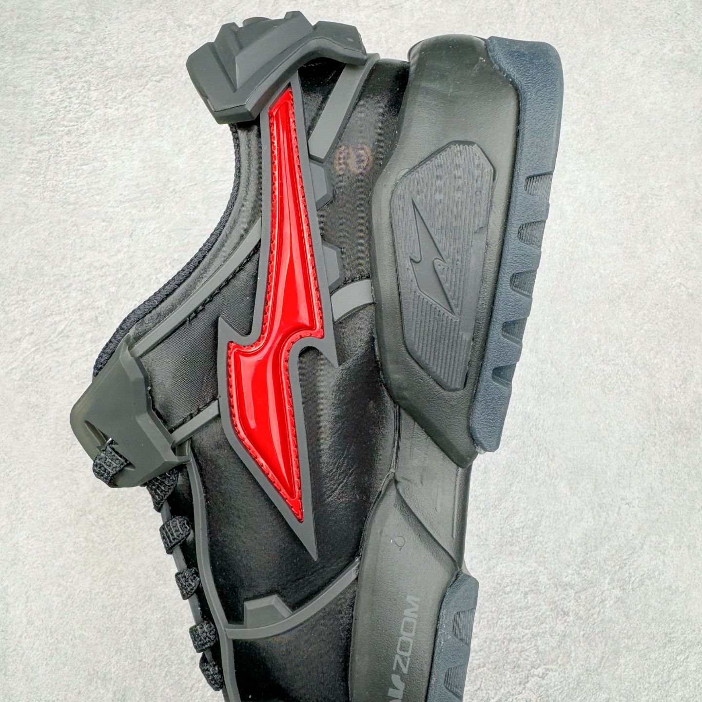 图片[7]-＃纯原 RTFKT Studios x NK Dunk Genesis Low 扣篮元宇宙系列经典低帮休闲运动滑板板鞋 HQ0899-001 重金开发 百万磨具加持 原盒原配金属配件 侧拉抽屉盒 虚拟数字时尚单位 RTFKT Studios 在 2021 年被 Nike 收购后，人气可谓迅速攀升，现在堪称元宇宙领域的顶流。并且与包括村上隆在内的多个艺术家联名，推出了超多联名配色，就连 Nike 创始人菲尔·奈特都亲自尝试体验。近期，RTFKT Studios 与 Nike 再次推出了全新配色鞋款，并且将在潮流集会 ComplexCon 上独家登场。第一双以浅灰色为主调，依旧保留了 RTFKT 经典的科幻属性，虽然配色简单，但却依然吸睛。当然，按照官方拆解来看，鞋舌上的鞋带扣可以进行拆卸，使鞋款更为简约。值得一提的是，中底还搭载着 Air Zoom 气垫，提供优秀的脚感表现。另一双则以黑色、紫色组成，对比上一双而言会更加酷炫，同时也更具未来感。鞋面从细节图上看，貌似是使用了类似 PVC 质感的皮革面料，质感表现不必担心。尺码：40 40.5 41 42 42.5 43 44 44.5 45-选品中心