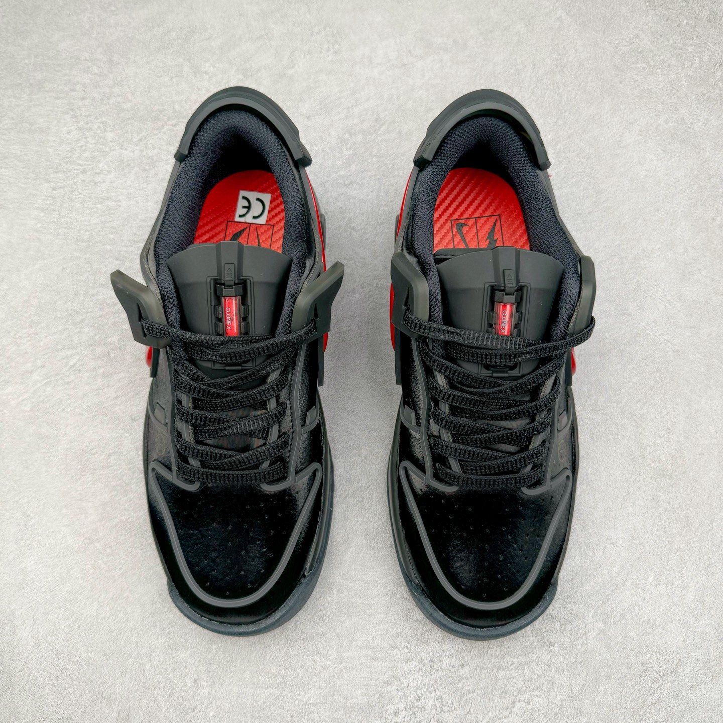 图片[2]-＃纯原 RTFKT Studios x NK Dunk Genesis Low 扣篮元宇宙系列经典低帮休闲运动滑板板鞋 HQ0899-001 重金开发 百万磨具加持 原盒原配金属配件 侧拉抽屉盒 虚拟数字时尚单位 RTFKT Studios 在 2021 年被 Nike 收购后，人气可谓迅速攀升，现在堪称元宇宙领域的顶流。并且与包括村上隆在内的多个艺术家联名，推出了超多联名配色，就连 Nike 创始人菲尔·奈特都亲自尝试体验。近期，RTFKT Studios 与 Nike 再次推出了全新配色鞋款，并且将在潮流集会 ComplexCon 上独家登场。第一双以浅灰色为主调，依旧保留了 RTFKT 经典的科幻属性，虽然配色简单，但却依然吸睛。当然，按照官方拆解来看，鞋舌上的鞋带扣可以进行拆卸，使鞋款更为简约。值得一提的是，中底还搭载着 Air Zoom 气垫，提供优秀的脚感表现。另一双则以黑色、紫色组成，对比上一双而言会更加酷炫，同时也更具未来感。鞋面从细节图上看，貌似是使用了类似 PVC 质感的皮革面料，质感表现不必担心。尺码：40 40.5 41 42 42.5 43 44 44.5 45-选品中心