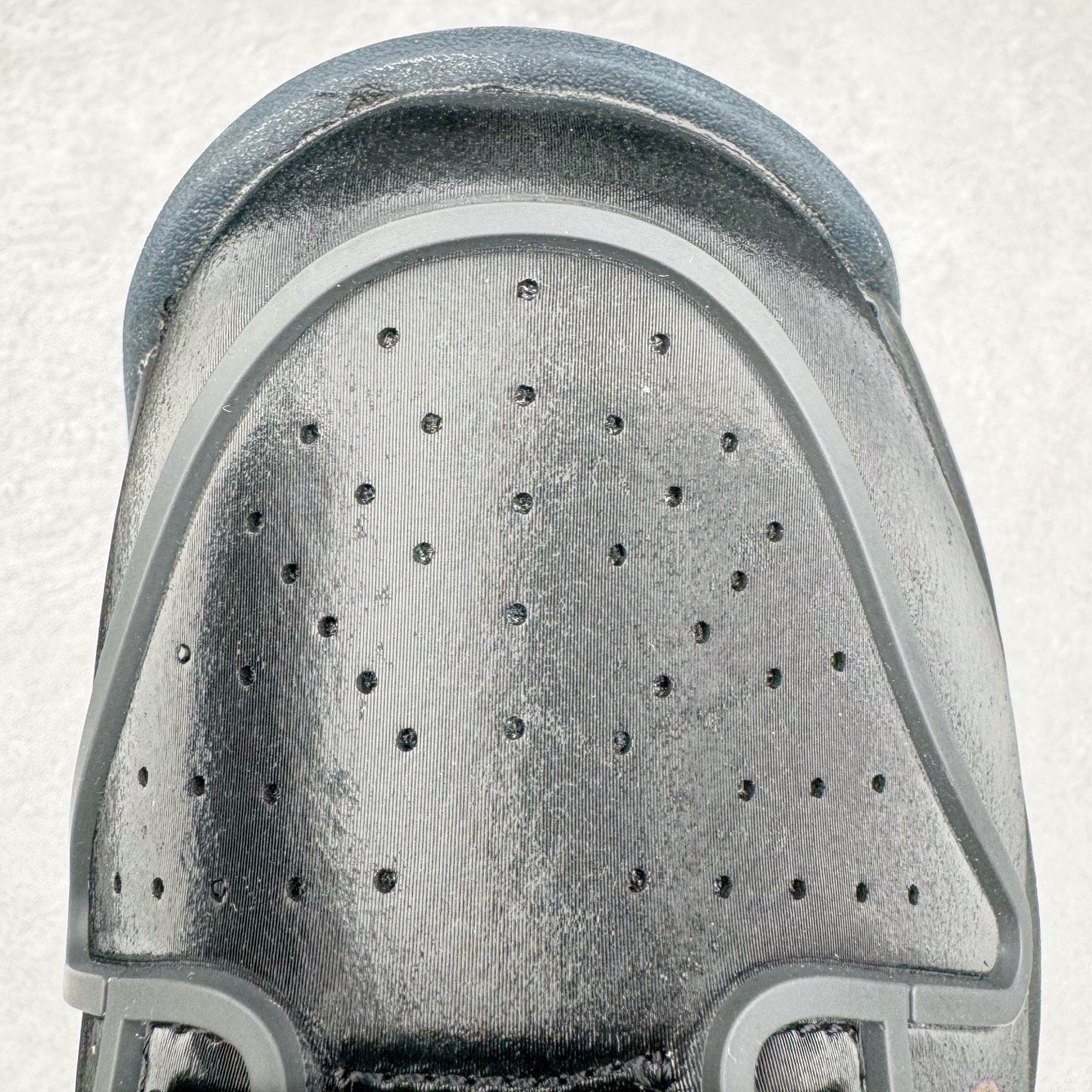 图片[19]-＃纯原 RTFKT Studios x NK Dunk Genesis Low 扣篮元宇宙系列经典低帮休闲运动滑板板鞋 HQ0899-001 重金开发 百万磨具加持 原盒原配金属配件 侧拉抽屉盒 虚拟数字时尚单位 RTFKT Studios 在 2021 年被 Nike 收购后，人气可谓迅速攀升，现在堪称元宇宙领域的顶流。并且与包括村上隆在内的多个艺术家联名，推出了超多联名配色，就连 Nike 创始人菲尔·奈特都亲自尝试体验。近期，RTFKT Studios 与 Nike 再次推出了全新配色鞋款，并且将在潮流集会 ComplexCon 上独家登场。第一双以浅灰色为主调，依旧保留了 RTFKT 经典的科幻属性，虽然配色简单，但却依然吸睛。当然，按照官方拆解来看，鞋舌上的鞋带扣可以进行拆卸，使鞋款更为简约。值得一提的是，中底还搭载着 Air Zoom 气垫，提供优秀的脚感表现。另一双则以黑色、紫色组成，对比上一双而言会更加酷炫，同时也更具未来感。鞋面从细节图上看，貌似是使用了类似 PVC 质感的皮革面料，质感表现不必担心。尺码：40 40.5 41 42 42.5 43 44 44.5 45-选品中心