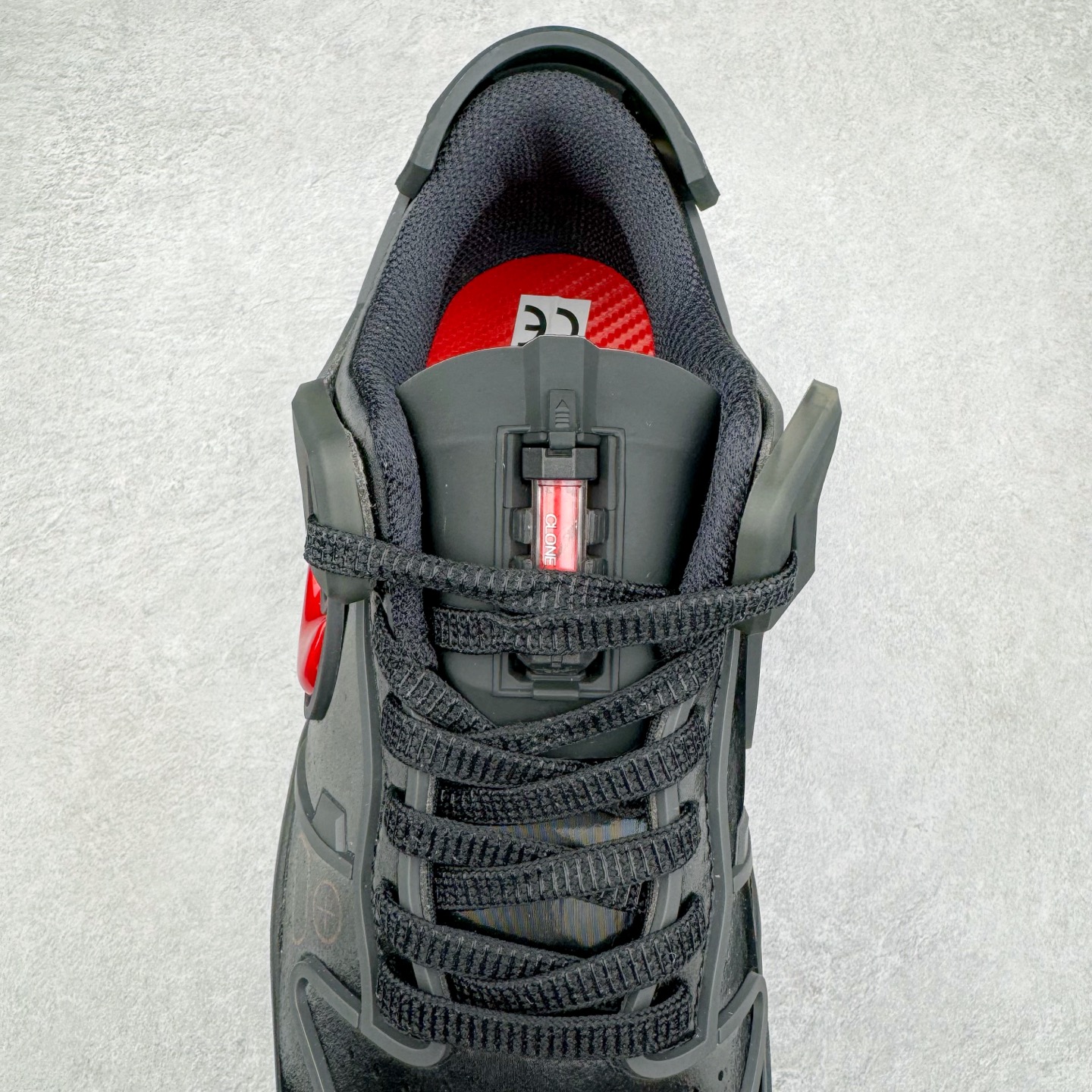 图片[5]-＃纯原 RTFKT Studios x NK Dunk Genesis Low 扣篮元宇宙系列经典低帮休闲运动滑板板鞋 HQ0899-001 重金开发 百万磨具加持 原盒原配金属配件 侧拉抽屉盒 虚拟数字时尚单位 RTFKT Studios 在 2021 年被 Nike 收购后，人气可谓迅速攀升，现在堪称元宇宙领域的顶流。并且与包括村上隆在内的多个艺术家联名，推出了超多联名配色，就连 Nike 创始人菲尔·奈特都亲自尝试体验。近期，RTFKT Studios 与 Nike 再次推出了全新配色鞋款，并且将在潮流集会 ComplexCon 上独家登场。第一双以浅灰色为主调，依旧保留了 RTFKT 经典的科幻属性，虽然配色简单，但却依然吸睛。当然，按照官方拆解来看，鞋舌上的鞋带扣可以进行拆卸，使鞋款更为简约。值得一提的是，中底还搭载着 Air Zoom 气垫，提供优秀的脚感表现。另一双则以黑色、紫色组成，对比上一双而言会更加酷炫，同时也更具未来感。鞋面从细节图上看，貌似是使用了类似 PVC 质感的皮革面料，质感表现不必担心。尺码：40 40.5 41 42 42.5 43 44 44.5 45-选品中心