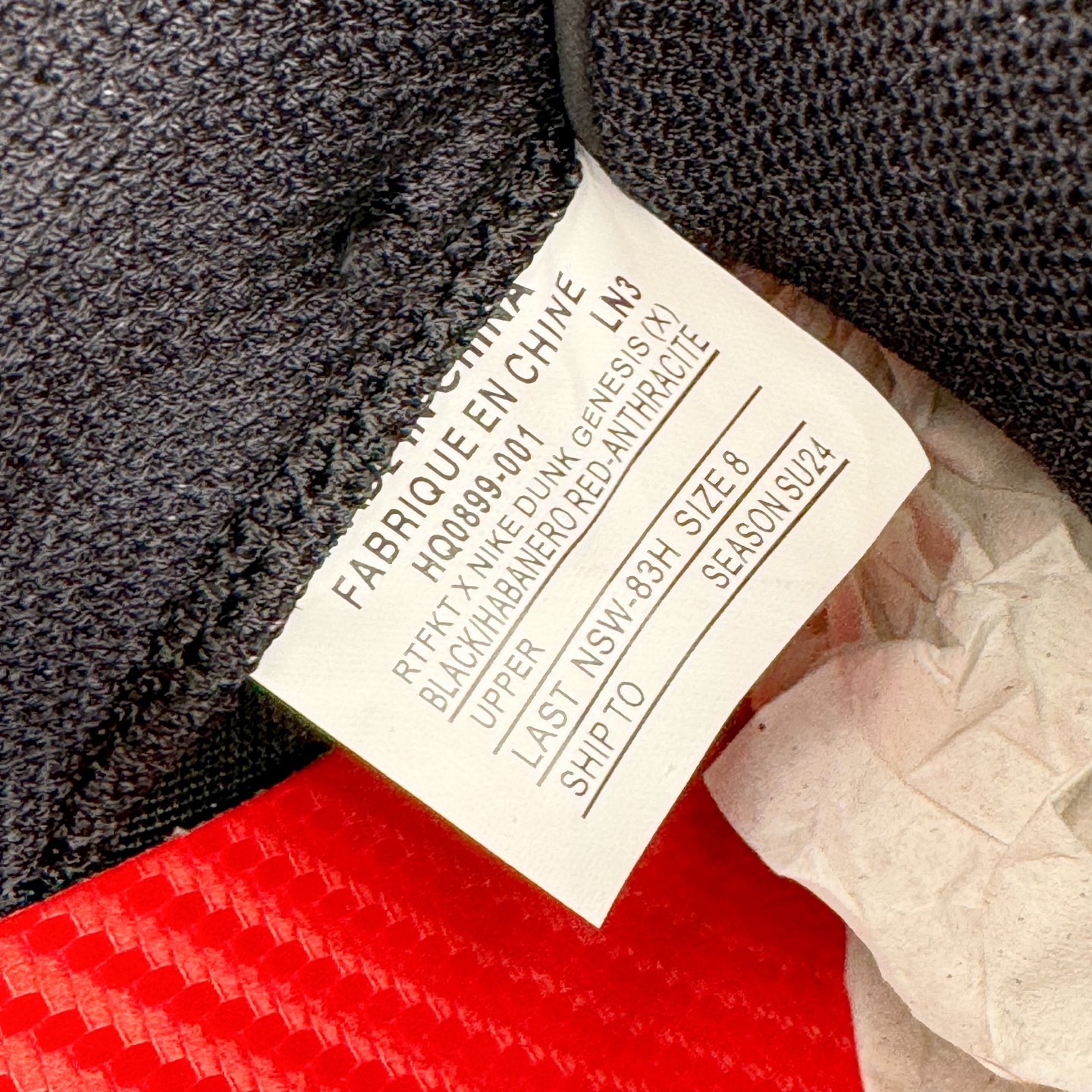 图片[21]-＃纯原 RTFKT Studios x NK Dunk Genesis Low 扣篮元宇宙系列经典低帮休闲运动滑板板鞋 HQ0899-001 重金开发 百万磨具加持 原盒原配金属配件 侧拉抽屉盒 虚拟数字时尚单位 RTFKT Studios 在 2021 年被 Nike 收购后，人气可谓迅速攀升，现在堪称元宇宙领域的顶流。并且与包括村上隆在内的多个艺术家联名，推出了超多联名配色，就连 Nike 创始人菲尔·奈特都亲自尝试体验。近期，RTFKT Studios 与 Nike 再次推出了全新配色鞋款，并且将在潮流集会 ComplexCon 上独家登场。第一双以浅灰色为主调，依旧保留了 RTFKT 经典的科幻属性，虽然配色简单，但却依然吸睛。当然，按照官方拆解来看，鞋舌上的鞋带扣可以进行拆卸，使鞋款更为简约。值得一提的是，中底还搭载着 Air Zoom 气垫，提供优秀的脚感表现。另一双则以黑色、紫色组成，对比上一双而言会更加酷炫，同时也更具未来感。鞋面从细节图上看，貌似是使用了类似 PVC 质感的皮革面料，质感表现不必担心。尺码：40 40.5 41 42 42.5 43 44 44.5 45-选品中心