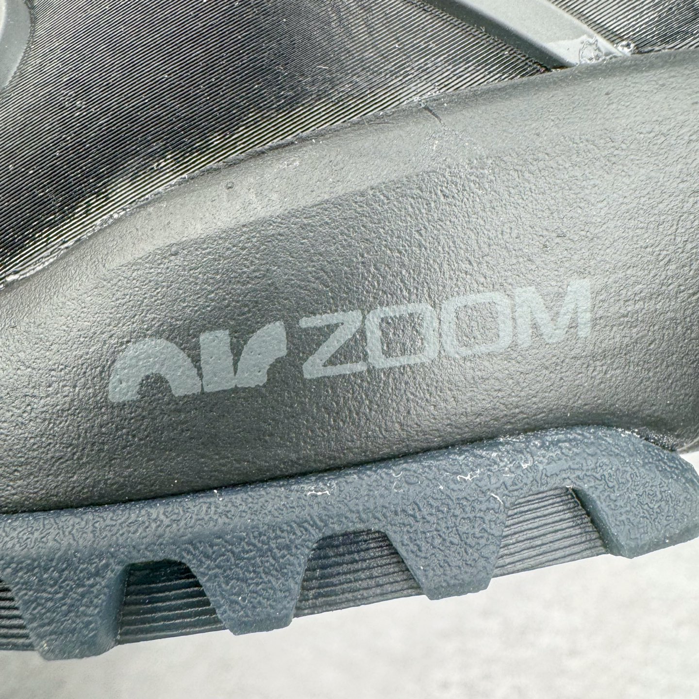 图片[10]-＃纯原 RTFKT Studios x NK Dunk Genesis Low 扣篮元宇宙系列经典低帮休闲运动滑板板鞋 HQ0899-001 重金开发 百万磨具加持 原盒原配金属配件 侧拉抽屉盒 虚拟数字时尚单位 RTFKT Studios 在 2021 年被 Nike 收购后，人气可谓迅速攀升，现在堪称元宇宙领域的顶流。并且与包括村上隆在内的多个艺术家联名，推出了超多联名配色，就连 Nike 创始人菲尔·奈特都亲自尝试体验。近期，RTFKT Studios 与 Nike 再次推出了全新配色鞋款，并且将在潮流集会 ComplexCon 上独家登场。第一双以浅灰色为主调，依旧保留了 RTFKT 经典的科幻属性，虽然配色简单，但却依然吸睛。当然，按照官方拆解来看，鞋舌上的鞋带扣可以进行拆卸，使鞋款更为简约。值得一提的是，中底还搭载着 Air Zoom 气垫，提供优秀的脚感表现。另一双则以黑色、紫色组成，对比上一双而言会更加酷炫，同时也更具未来感。鞋面从细节图上看，貌似是使用了类似 PVC 质感的皮革面料，质感表现不必担心。尺码：40 40.5 41 42 42.5 43 44 44.5 45-选品中心