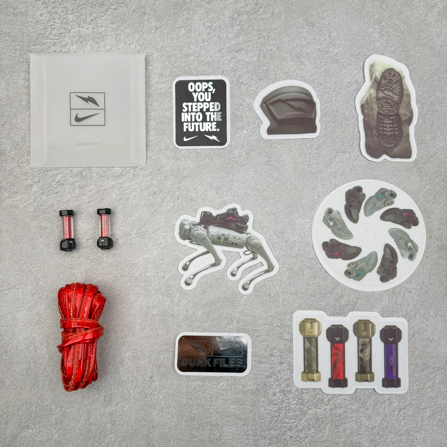 图片[23]-＃纯原 RTFKT Studios x NK Dunk Genesis Low 扣篮元宇宙系列经典低帮休闲运动滑板板鞋 HQ0899-001 重金开发 百万磨具加持 原盒原配金属配件 侧拉抽屉盒 虚拟数字时尚单位 RTFKT Studios 在 2021 年被 Nike 收购后，人气可谓迅速攀升，现在堪称元宇宙领域的顶流。并且与包括村上隆在内的多个艺术家联名，推出了超多联名配色，就连 Nike 创始人菲尔·奈特都亲自尝试体验。近期，RTFKT Studios 与 Nike 再次推出了全新配色鞋款，并且将在潮流集会 ComplexCon 上独家登场。第一双以浅灰色为主调，依旧保留了 RTFKT 经典的科幻属性，虽然配色简单，但却依然吸睛。当然，按照官方拆解来看，鞋舌上的鞋带扣可以进行拆卸，使鞋款更为简约。值得一提的是，中底还搭载着 Air Zoom 气垫，提供优秀的脚感表现。另一双则以黑色、紫色组成，对比上一双而言会更加酷炫，同时也更具未来感。鞋面从细节图上看，貌似是使用了类似 PVC 质感的皮革面料，质感表现不必担心。尺码：40 40.5 41 42 42.5 43 44 44.5 45-选品中心