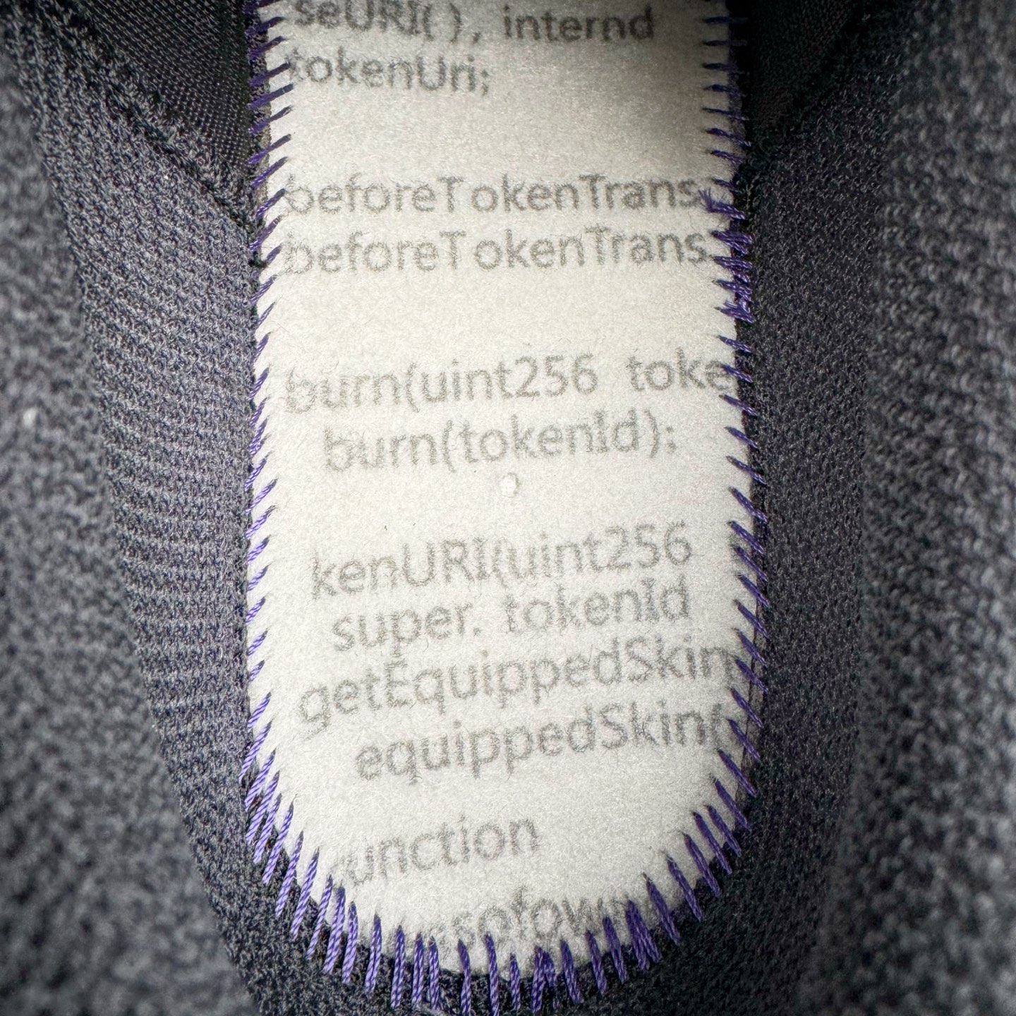 图片[20]-＃纯原 RTFKT Studios x NK Dunk Genesis Low 扣篮元宇宙系列经典低帮休闲运动滑板板鞋 HQ0899-001 重金开发 百万磨具加持 原盒原配金属配件 侧拉抽屉盒 虚拟数字时尚单位 RTFKT Studios 在 2021 年被 Nike 收购后，人气可谓迅速攀升，现在堪称元宇宙领域的顶流。并且与包括村上隆在内的多个艺术家联名，推出了超多联名配色，就连 Nike 创始人菲尔·奈特都亲自尝试体验。近期，RTFKT Studios 与 Nike 再次推出了全新配色鞋款，并且将在潮流集会 ComplexCon 上独家登场。第一双以浅灰色为主调，依旧保留了 RTFKT 经典的科幻属性，虽然配色简单，但却依然吸睛。当然，按照官方拆解来看，鞋舌上的鞋带扣可以进行拆卸，使鞋款更为简约。值得一提的是，中底还搭载着 Air Zoom 气垫，提供优秀的脚感表现。另一双则以黑色、紫色组成，对比上一双而言会更加酷炫，同时也更具未来感。鞋面从细节图上看，貌似是使用了类似 PVC 质感的皮革面料，质感表现不必担心。尺码：40 40.5 41 42 42.5 43 44 44.5 45-选品中心