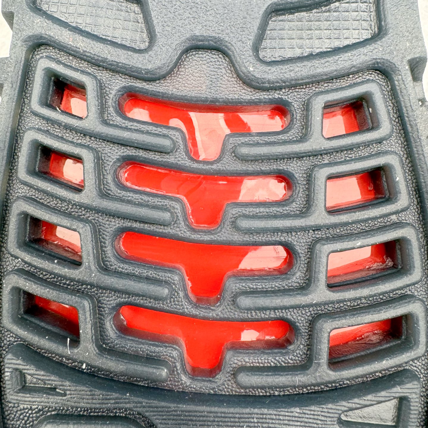 图片[14]-＃纯原 RTFKT Studios x NK Dunk Genesis Low 扣篮元宇宙系列经典低帮休闲运动滑板板鞋 HQ0899-001 重金开发 百万磨具加持 原盒原配金属配件 侧拉抽屉盒 虚拟数字时尚单位 RTFKT Studios 在 2021 年被 Nike 收购后，人气可谓迅速攀升，现在堪称元宇宙领域的顶流。并且与包括村上隆在内的多个艺术家联名，推出了超多联名配色，就连 Nike 创始人菲尔·奈特都亲自尝试体验。近期，RTFKT Studios 与 Nike 再次推出了全新配色鞋款，并且将在潮流集会 ComplexCon 上独家登场。第一双以浅灰色为主调，依旧保留了 RTFKT 经典的科幻属性，虽然配色简单，但却依然吸睛。当然，按照官方拆解来看，鞋舌上的鞋带扣可以进行拆卸，使鞋款更为简约。值得一提的是，中底还搭载着 Air Zoom 气垫，提供优秀的脚感表现。另一双则以黑色、紫色组成，对比上一双而言会更加酷炫，同时也更具未来感。鞋面从细节图上看，貌似是使用了类似 PVC 质感的皮革面料，质感表现不必担心。尺码：40 40.5 41 42 42.5 43 44 44.5 45-选品中心