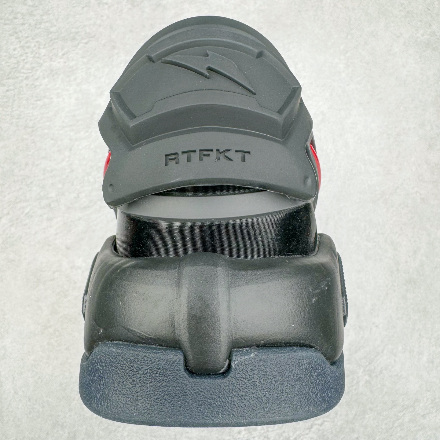 图片[8]-＃纯原 RTFKT Studios x NK Dunk Genesis Low 扣篮元宇宙系列经典低帮休闲运动滑板板鞋 HQ0899-001 重金开发 百万磨具加持 原盒原配金属配件 侧拉抽屉盒 虚拟数字时尚单位 RTFKT Studios 在 2021 年被 Nike 收购后，人气可谓迅速攀升，现在堪称元宇宙领域的顶流。并且与包括村上隆在内的多个艺术家联名，推出了超多联名配色，就连 Nike 创始人菲尔·奈特都亲自尝试体验。近期，RTFKT Studios 与 Nike 再次推出了全新配色鞋款，并且将在潮流集会 ComplexCon 上独家登场。第一双以浅灰色为主调，依旧保留了 RTFKT 经典的科幻属性，虽然配色简单，但却依然吸睛。当然，按照官方拆解来看，鞋舌上的鞋带扣可以进行拆卸，使鞋款更为简约。值得一提的是，中底还搭载着 Air Zoom 气垫，提供优秀的脚感表现。另一双则以黑色、紫色组成，对比上一双而言会更加酷炫，同时也更具未来感。鞋面从细节图上看，貌似是使用了类似 PVC 质感的皮革面料，质感表现不必担心。尺码：40 40.5 41 42 42.5 43 44 44.5 45-选品中心