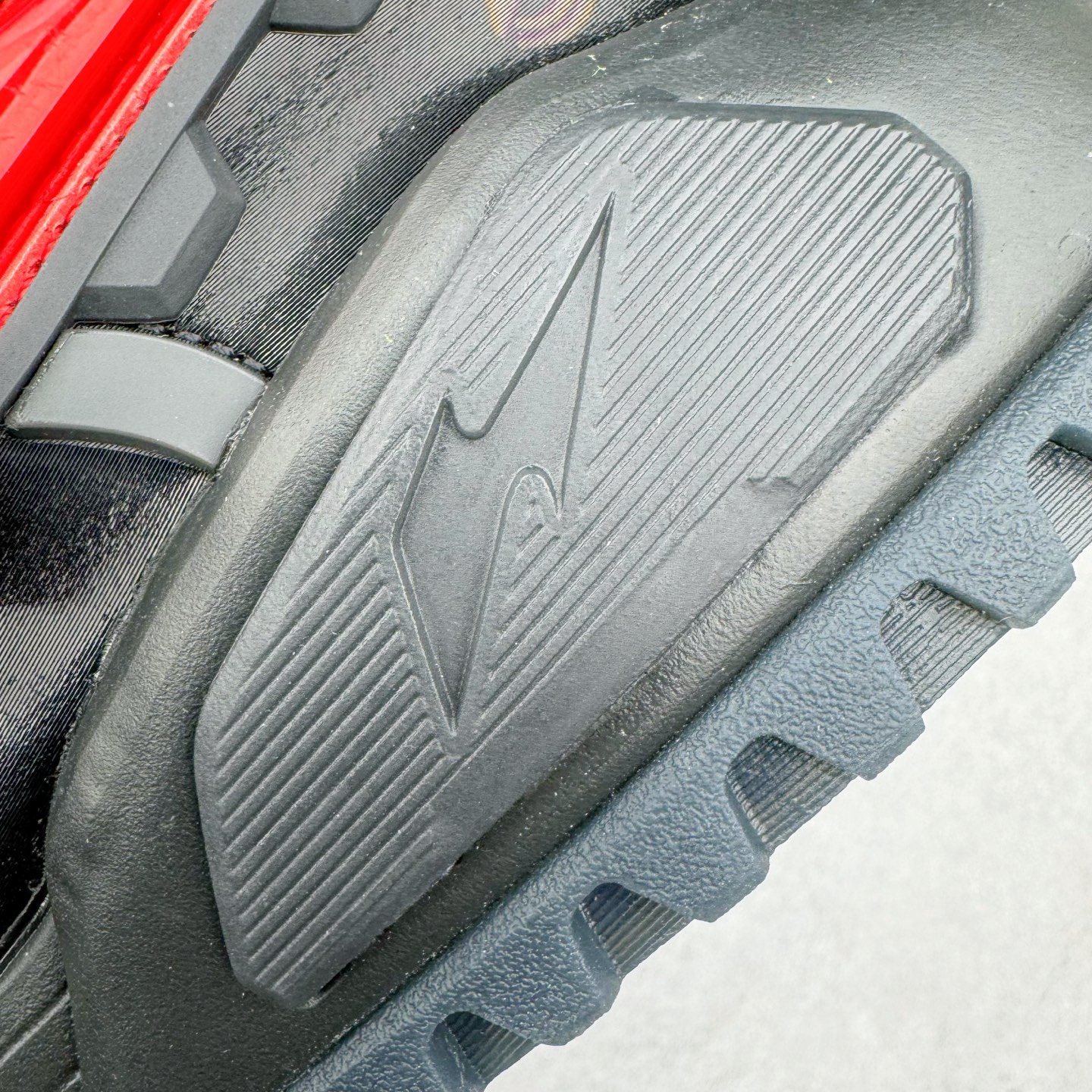 图片[11]-＃纯原 RTFKT Studios x NK Dunk Genesis Low 扣篮元宇宙系列经典低帮休闲运动滑板板鞋 HQ0899-001 重金开发 百万磨具加持 原盒原配金属配件 侧拉抽屉盒 虚拟数字时尚单位 RTFKT Studios 在 2021 年被 Nike 收购后，人气可谓迅速攀升，现在堪称元宇宙领域的顶流。并且与包括村上隆在内的多个艺术家联名，推出了超多联名配色，就连 Nike 创始人菲尔·奈特都亲自尝试体验。近期，RTFKT Studios 与 Nike 再次推出了全新配色鞋款，并且将在潮流集会 ComplexCon 上独家登场。第一双以浅灰色为主调，依旧保留了 RTFKT 经典的科幻属性，虽然配色简单，但却依然吸睛。当然，按照官方拆解来看，鞋舌上的鞋带扣可以进行拆卸，使鞋款更为简约。值得一提的是，中底还搭载着 Air Zoom 气垫，提供优秀的脚感表现。另一双则以黑色、紫色组成，对比上一双而言会更加酷炫，同时也更具未来感。鞋面从细节图上看，貌似是使用了类似 PVC 质感的皮革面料，质感表现不必担心。尺码：40 40.5 41 42 42.5 43 44 44.5 45-选品中心