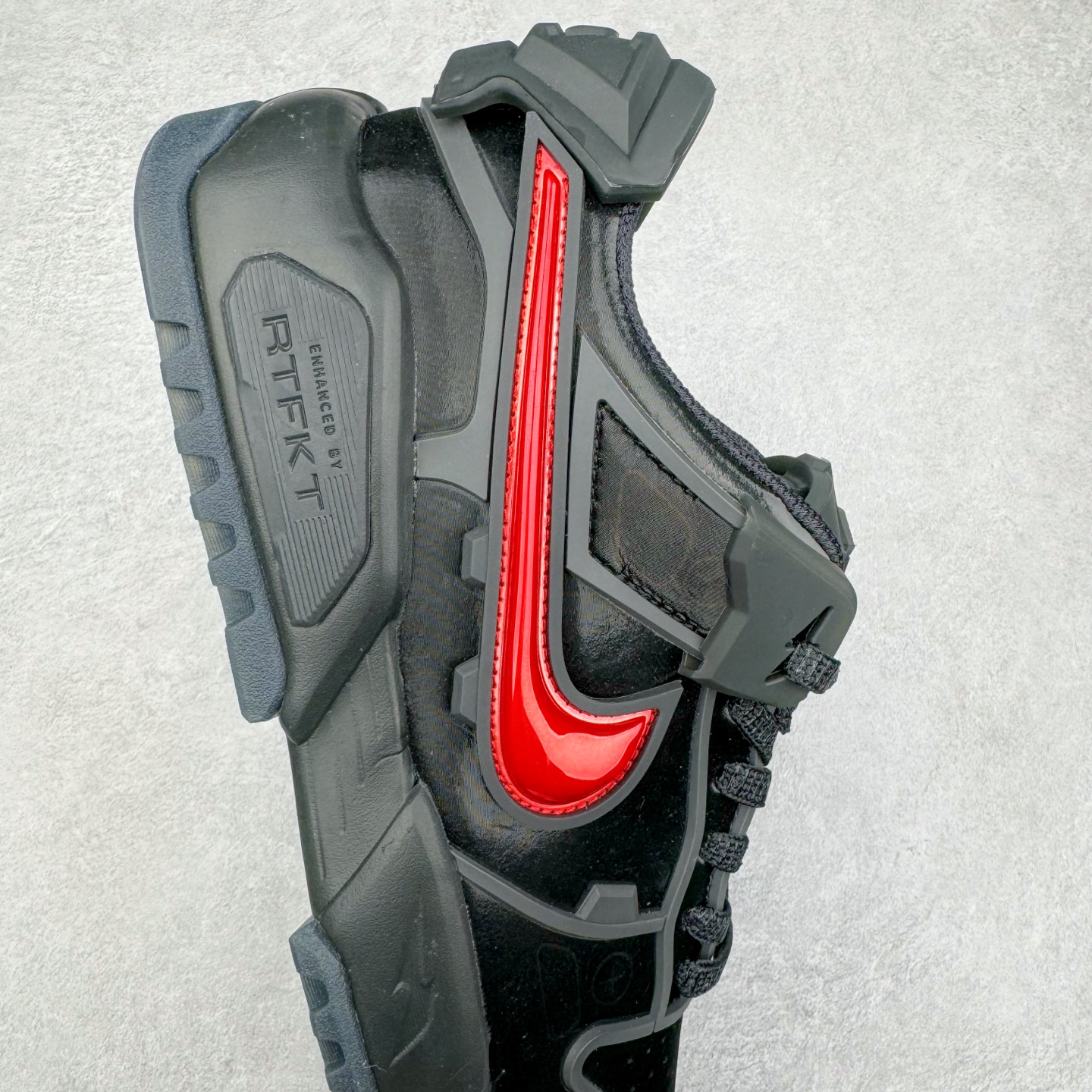 图片[6]-＃纯原 RTFKT Studios x NK Dunk Genesis Low 扣篮元宇宙系列经典低帮休闲运动滑板板鞋 HQ0899-001 重金开发 百万磨具加持 原盒原配金属配件 侧拉抽屉盒 虚拟数字时尚单位 RTFKT Studios 在 2021 年被 Nike 收购后，人气可谓迅速攀升，现在堪称元宇宙领域的顶流。并且与包括村上隆在内的多个艺术家联名，推出了超多联名配色，就连 Nike 创始人菲尔·奈特都亲自尝试体验。近期，RTFKT Studios 与 Nike 再次推出了全新配色鞋款，并且将在潮流集会 ComplexCon 上独家登场。第一双以浅灰色为主调，依旧保留了 RTFKT 经典的科幻属性，虽然配色简单，但却依然吸睛。当然，按照官方拆解来看，鞋舌上的鞋带扣可以进行拆卸，使鞋款更为简约。值得一提的是，中底还搭载着 Air Zoom 气垫，提供优秀的脚感表现。另一双则以黑色、紫色组成，对比上一双而言会更加酷炫，同时也更具未来感。鞋面从细节图上看，貌似是使用了类似 PVC 质感的皮革面料，质感表现不必担心。尺码：40 40.5 41 42 42.5 43 44 44.5 45-选品中心