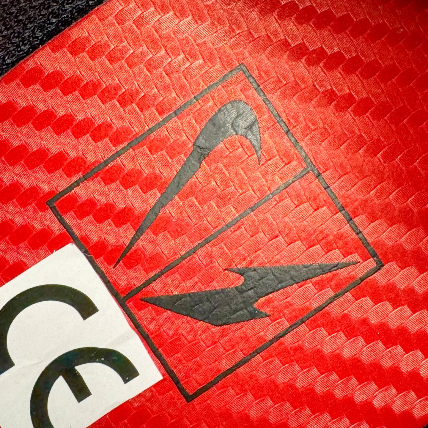 图片[22]-＃纯原 RTFKT Studios x NK Dunk Genesis Low 扣篮元宇宙系列经典低帮休闲运动滑板板鞋 HQ0899-001 重金开发 百万磨具加持 原盒原配金属配件 侧拉抽屉盒 虚拟数字时尚单位 RTFKT Studios 在 2021 年被 Nike 收购后，人气可谓迅速攀升，现在堪称元宇宙领域的顶流。并且与包括村上隆在内的多个艺术家联名，推出了超多联名配色，就连 Nike 创始人菲尔·奈特都亲自尝试体验。近期，RTFKT Studios 与 Nike 再次推出了全新配色鞋款，并且将在潮流集会 ComplexCon 上独家登场。第一双以浅灰色为主调，依旧保留了 RTFKT 经典的科幻属性，虽然配色简单，但却依然吸睛。当然，按照官方拆解来看，鞋舌上的鞋带扣可以进行拆卸，使鞋款更为简约。值得一提的是，中底还搭载着 Air Zoom 气垫，提供优秀的脚感表现。另一双则以黑色、紫色组成，对比上一双而言会更加酷炫，同时也更具未来感。鞋面从细节图上看，貌似是使用了类似 PVC 质感的皮革面料，质感表现不必担心。尺码：40 40.5 41 42 42.5 43 44 44.5 45-选品中心