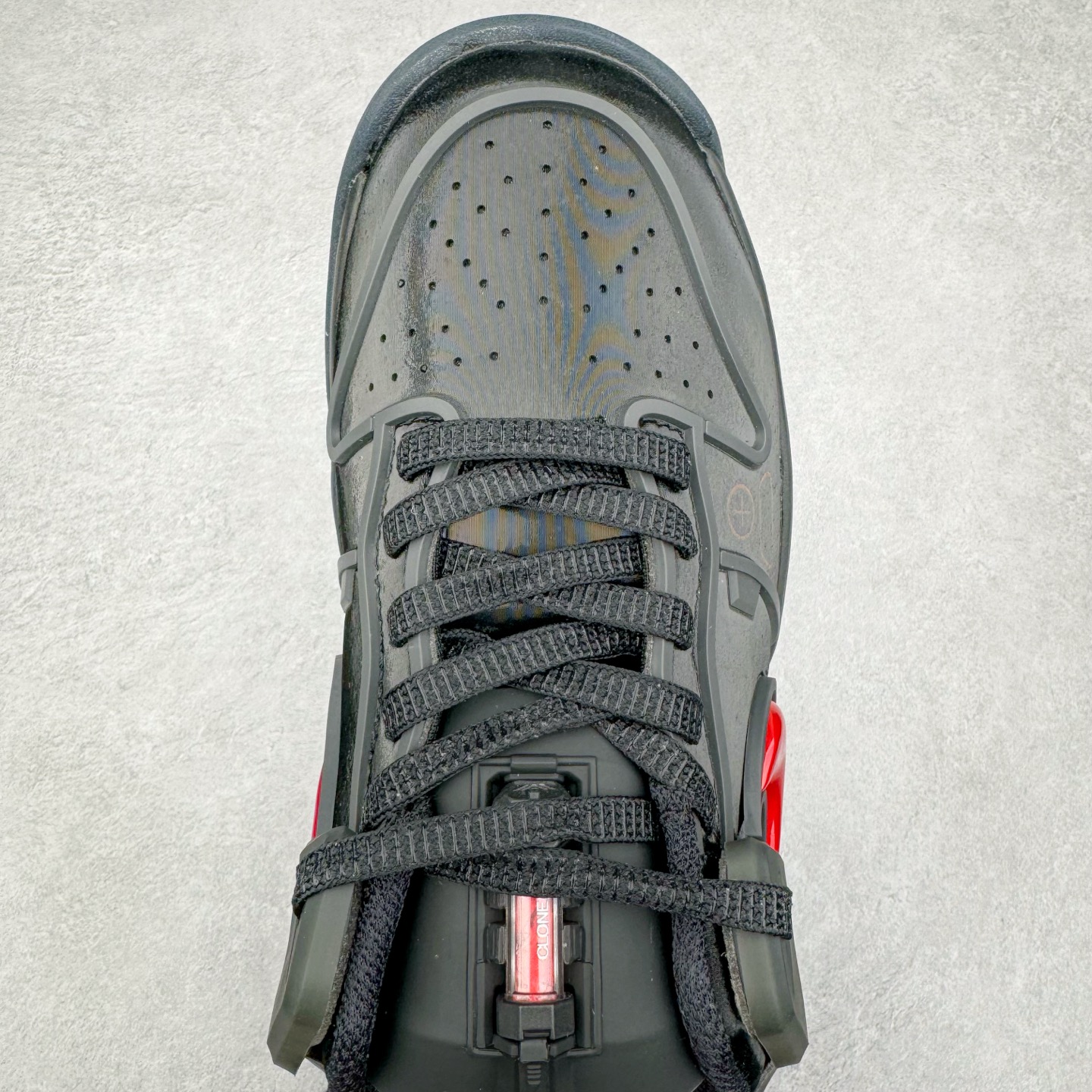 图片[4]-＃纯原 RTFKT Studios x NK Dunk Genesis Low 扣篮元宇宙系列经典低帮休闲运动滑板板鞋 HQ0899-001 重金开发 百万磨具加持 原盒原配金属配件 侧拉抽屉盒 虚拟数字时尚单位 RTFKT Studios 在 2021 年被 Nike 收购后，人气可谓迅速攀升，现在堪称元宇宙领域的顶流。并且与包括村上隆在内的多个艺术家联名，推出了超多联名配色，就连 Nike 创始人菲尔·奈特都亲自尝试体验。近期，RTFKT Studios 与 Nike 再次推出了全新配色鞋款，并且将在潮流集会 ComplexCon 上独家登场。第一双以浅灰色为主调，依旧保留了 RTFKT 经典的科幻属性，虽然配色简单，但却依然吸睛。当然，按照官方拆解来看，鞋舌上的鞋带扣可以进行拆卸，使鞋款更为简约。值得一提的是，中底还搭载着 Air Zoom 气垫，提供优秀的脚感表现。另一双则以黑色、紫色组成，对比上一双而言会更加酷炫，同时也更具未来感。鞋面从细节图上看，貌似是使用了类似 PVC 质感的皮革面料，质感表现不必担心。尺码：40 40.5 41 42 42.5 43 44 44.5 45-选品中心