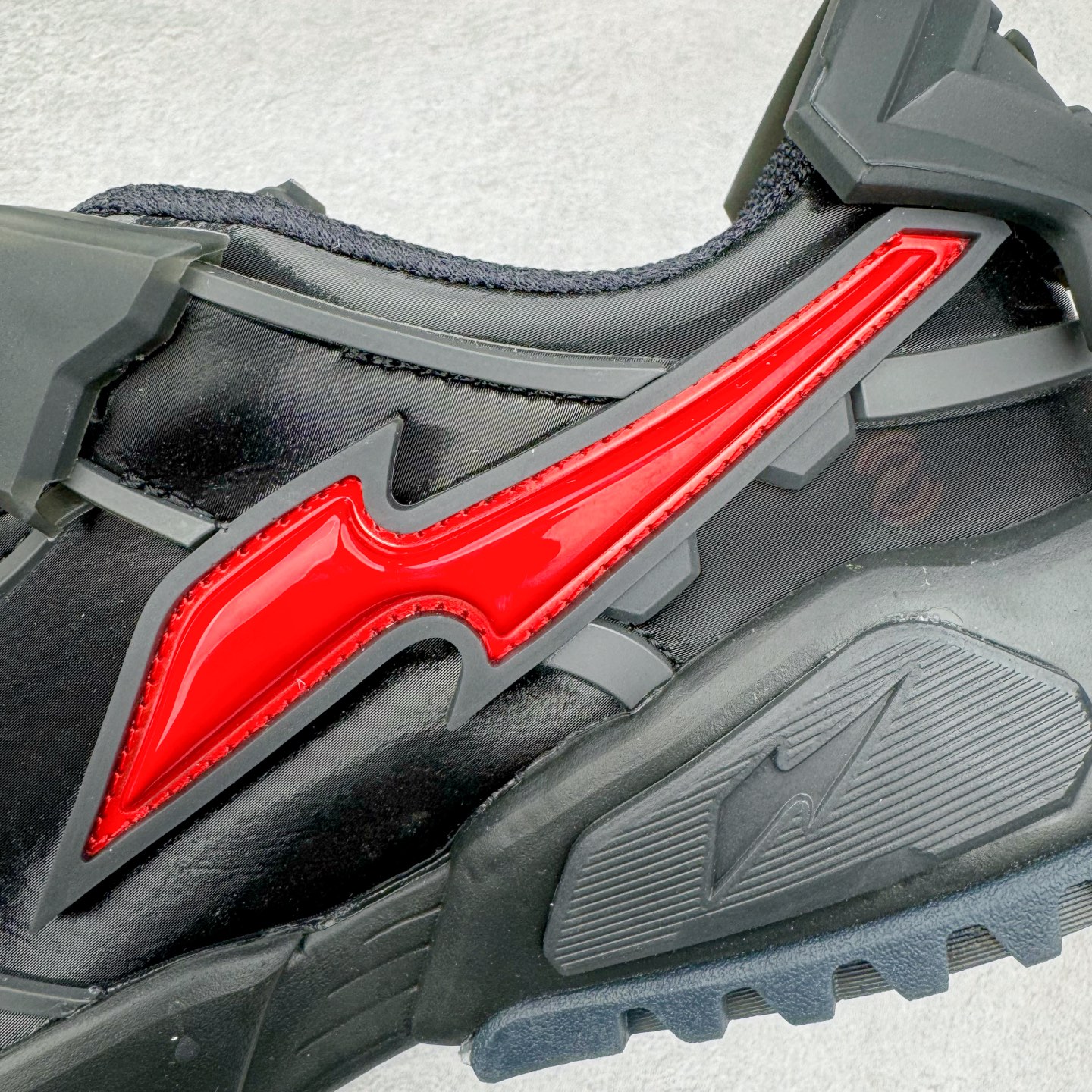 图片[12]-＃纯原 RTFKT Studios x NK Dunk Genesis Low 扣篮元宇宙系列经典低帮休闲运动滑板板鞋 HQ0899-001 重金开发 百万磨具加持 原盒原配金属配件 侧拉抽屉盒 虚拟数字时尚单位 RTFKT Studios 在 2021 年被 Nike 收购后，人气可谓迅速攀升，现在堪称元宇宙领域的顶流。并且与包括村上隆在内的多个艺术家联名，推出了超多联名配色，就连 Nike 创始人菲尔·奈特都亲自尝试体验。近期，RTFKT Studios 与 Nike 再次推出了全新配色鞋款，并且将在潮流集会 ComplexCon 上独家登场。第一双以浅灰色为主调，依旧保留了 RTFKT 经典的科幻属性，虽然配色简单，但却依然吸睛。当然，按照官方拆解来看，鞋舌上的鞋带扣可以进行拆卸，使鞋款更为简约。值得一提的是，中底还搭载着 Air Zoom 气垫，提供优秀的脚感表现。另一双则以黑色、紫色组成，对比上一双而言会更加酷炫，同时也更具未来感。鞋面从细节图上看，貌似是使用了类似 PVC 质感的皮革面料，质感表现不必担心。尺码：40 40.5 41 42 42.5 43 44 44.5 45-选品中心