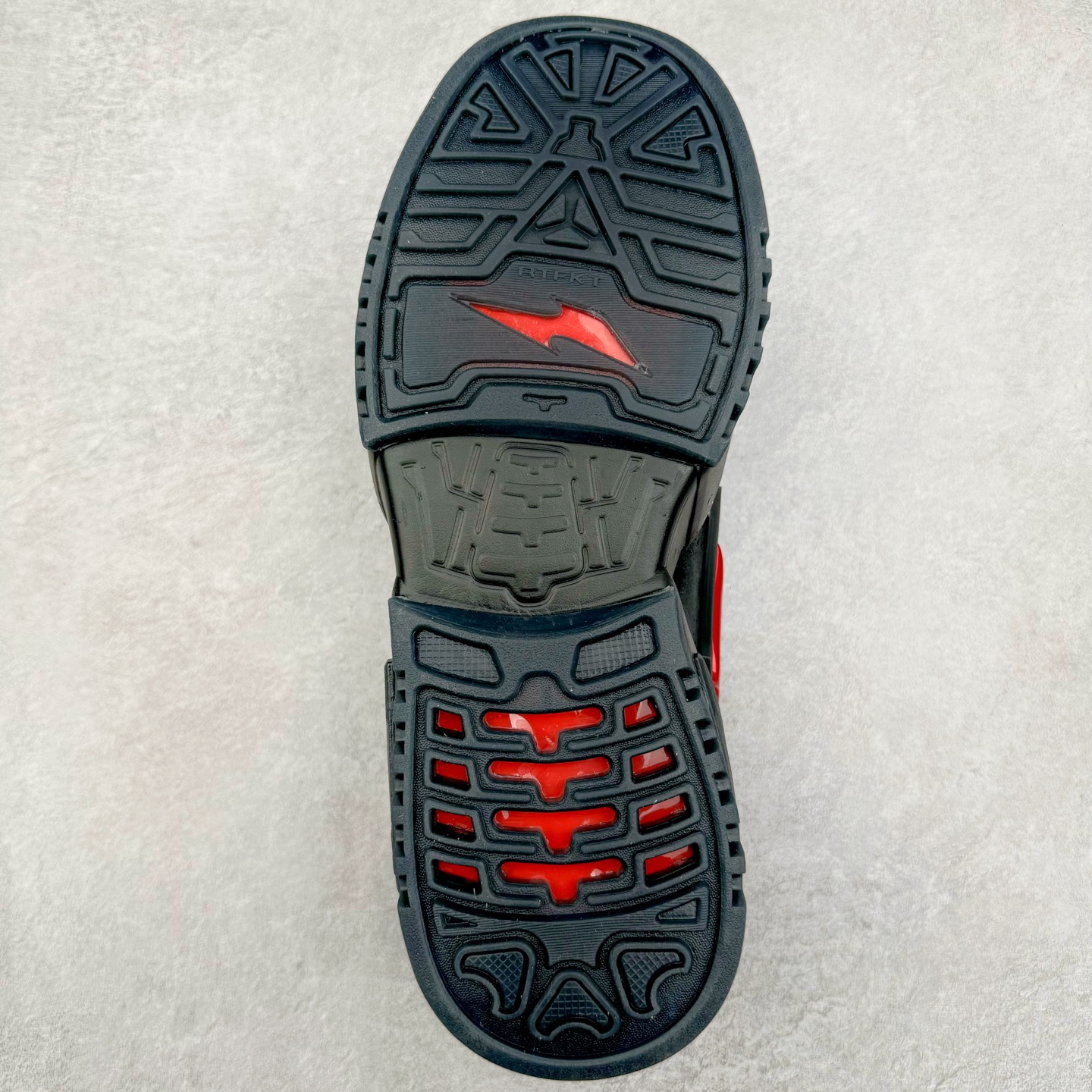 图片[9]-＃纯原 RTFKT Studios x NK Dunk Genesis Low 扣篮元宇宙系列经典低帮休闲运动滑板板鞋 HQ0899-001 重金开发 百万磨具加持 原盒原配金属配件 侧拉抽屉盒 虚拟数字时尚单位 RTFKT Studios 在 2021 年被 Nike 收购后，人气可谓迅速攀升，现在堪称元宇宙领域的顶流。并且与包括村上隆在内的多个艺术家联名，推出了超多联名配色，就连 Nike 创始人菲尔·奈特都亲自尝试体验。近期，RTFKT Studios 与 Nike 再次推出了全新配色鞋款，并且将在潮流集会 ComplexCon 上独家登场。第一双以浅灰色为主调，依旧保留了 RTFKT 经典的科幻属性，虽然配色简单，但却依然吸睛。当然，按照官方拆解来看，鞋舌上的鞋带扣可以进行拆卸，使鞋款更为简约。值得一提的是，中底还搭载着 Air Zoom 气垫，提供优秀的脚感表现。另一双则以黑色、紫色组成，对比上一双而言会更加酷炫，同时也更具未来感。鞋面从细节图上看，貌似是使用了类似 PVC 质感的皮革面料，质感表现不必担心。尺码：40 40.5 41 42 42.5 43 44 44.5 45-选品中心