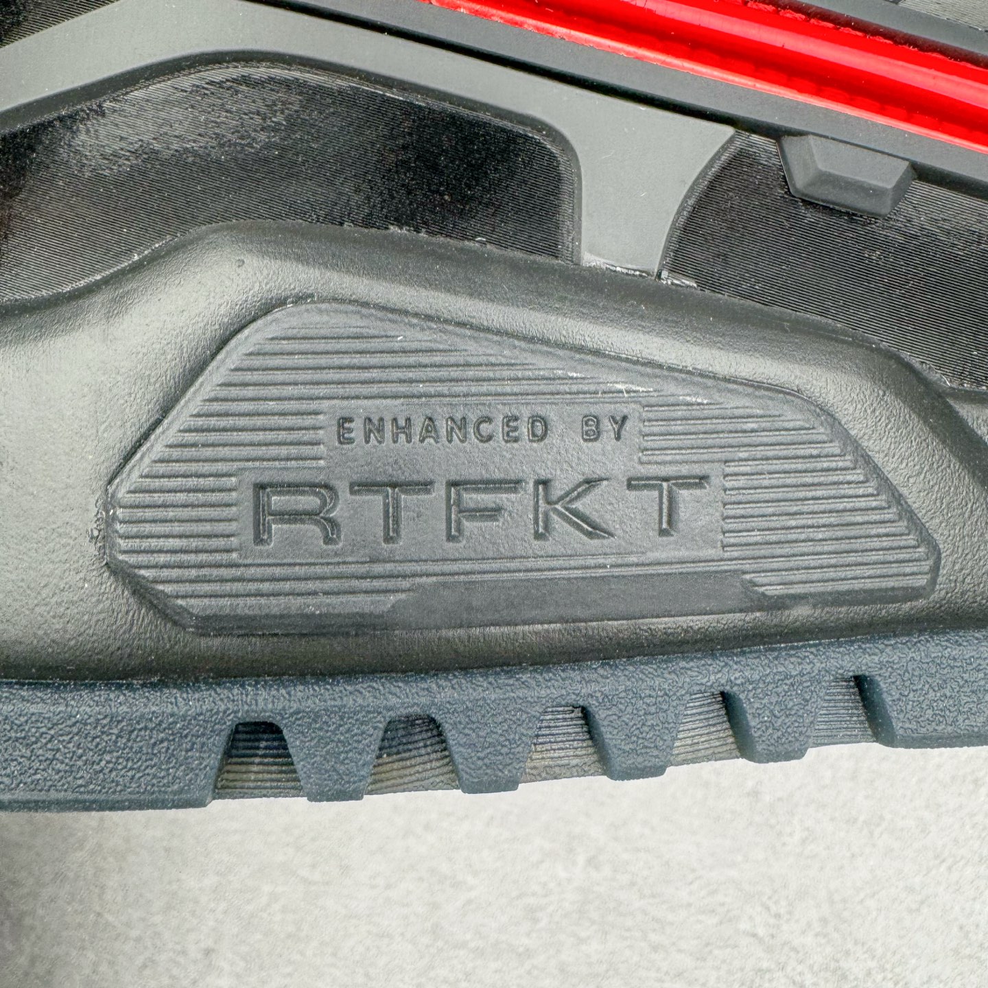 图片[16]-＃纯原 RTFKT Studios x NK Dunk Genesis Low 扣篮元宇宙系列经典低帮休闲运动滑板板鞋 HQ0899-001 重金开发 百万磨具加持 原盒原配金属配件 侧拉抽屉盒 虚拟数字时尚单位 RTFKT Studios 在 2021 年被 Nike 收购后，人气可谓迅速攀升，现在堪称元宇宙领域的顶流。并且与包括村上隆在内的多个艺术家联名，推出了超多联名配色，就连 Nike 创始人菲尔·奈特都亲自尝试体验。近期，RTFKT Studios 与 Nike 再次推出了全新配色鞋款，并且将在潮流集会 ComplexCon 上独家登场。第一双以浅灰色为主调，依旧保留了 RTFKT 经典的科幻属性，虽然配色简单，但却依然吸睛。当然，按照官方拆解来看，鞋舌上的鞋带扣可以进行拆卸，使鞋款更为简约。值得一提的是，中底还搭载着 Air Zoom 气垫，提供优秀的脚感表现。另一双则以黑色、紫色组成，对比上一双而言会更加酷炫，同时也更具未来感。鞋面从细节图上看，貌似是使用了类似 PVC 质感的皮革面料，质感表现不必担心。尺码：40 40.5 41 42 42.5 43 44 44.5 45-选品中心