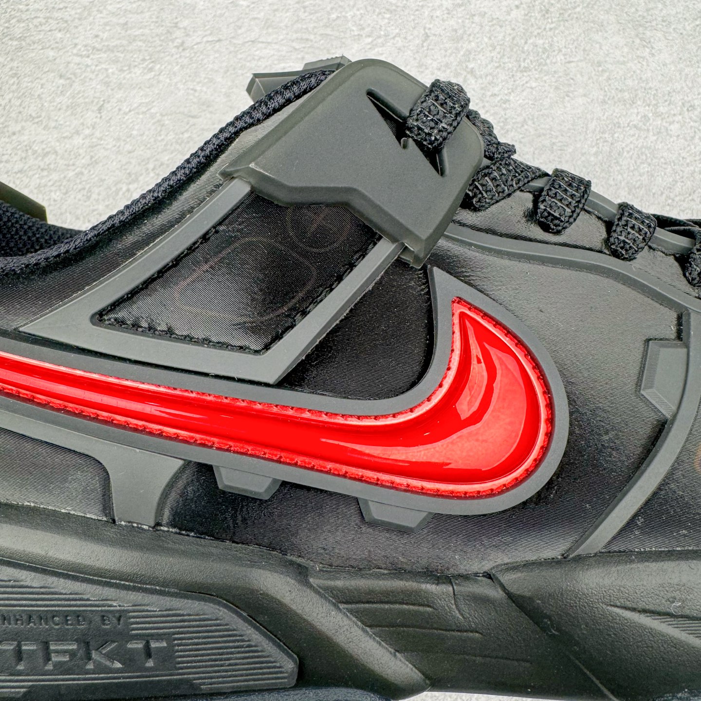 图片[17]-＃纯原 RTFKT Studios x NK Dunk Genesis Low 扣篮元宇宙系列经典低帮休闲运动滑板板鞋 HQ0899-001 重金开发 百万磨具加持 原盒原配金属配件 侧拉抽屉盒 虚拟数字时尚单位 RTFKT Studios 在 2021 年被 Nike 收购后，人气可谓迅速攀升，现在堪称元宇宙领域的顶流。并且与包括村上隆在内的多个艺术家联名，推出了超多联名配色，就连 Nike 创始人菲尔·奈特都亲自尝试体验。近期，RTFKT Studios 与 Nike 再次推出了全新配色鞋款，并且将在潮流集会 ComplexCon 上独家登场。第一双以浅灰色为主调，依旧保留了 RTFKT 经典的科幻属性，虽然配色简单，但却依然吸睛。当然，按照官方拆解来看，鞋舌上的鞋带扣可以进行拆卸，使鞋款更为简约。值得一提的是，中底还搭载着 Air Zoom 气垫，提供优秀的脚感表现。另一双则以黑色、紫色组成，对比上一双而言会更加酷炫，同时也更具未来感。鞋面从细节图上看，貌似是使用了类似 PVC 质感的皮革面料，质感表现不必担心。尺码：40 40.5 41 42 42.5 43 44 44.5 45-选品中心