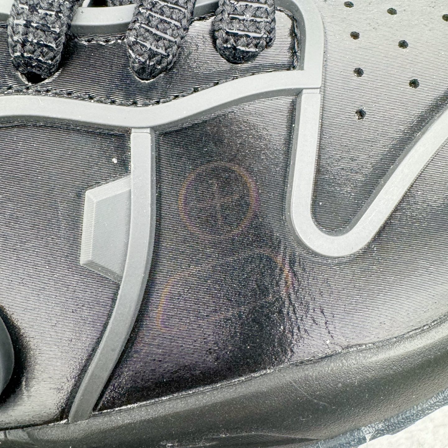 图片[18]-＃纯原 RTFKT Studios x NK Dunk Genesis Low 扣篮元宇宙系列经典低帮休闲运动滑板板鞋 HQ0899-001 重金开发 百万磨具加持 原盒原配金属配件 侧拉抽屉盒 虚拟数字时尚单位 RTFKT Studios 在 2021 年被 Nike 收购后，人气可谓迅速攀升，现在堪称元宇宙领域的顶流。并且与包括村上隆在内的多个艺术家联名，推出了超多联名配色，就连 Nike 创始人菲尔·奈特都亲自尝试体验。近期，RTFKT Studios 与 Nike 再次推出了全新配色鞋款，并且将在潮流集会 ComplexCon 上独家登场。第一双以浅灰色为主调，依旧保留了 RTFKT 经典的科幻属性，虽然配色简单，但却依然吸睛。当然，按照官方拆解来看，鞋舌上的鞋带扣可以进行拆卸，使鞋款更为简约。值得一提的是，中底还搭载着 Air Zoom 气垫，提供优秀的脚感表现。另一双则以黑色、紫色组成，对比上一双而言会更加酷炫，同时也更具未来感。鞋面从细节图上看，貌似是使用了类似 PVC 质感的皮革面料，质感表现不必担心。尺码：40 40.5 41 42 42.5 43 44 44.5 45-选品中心