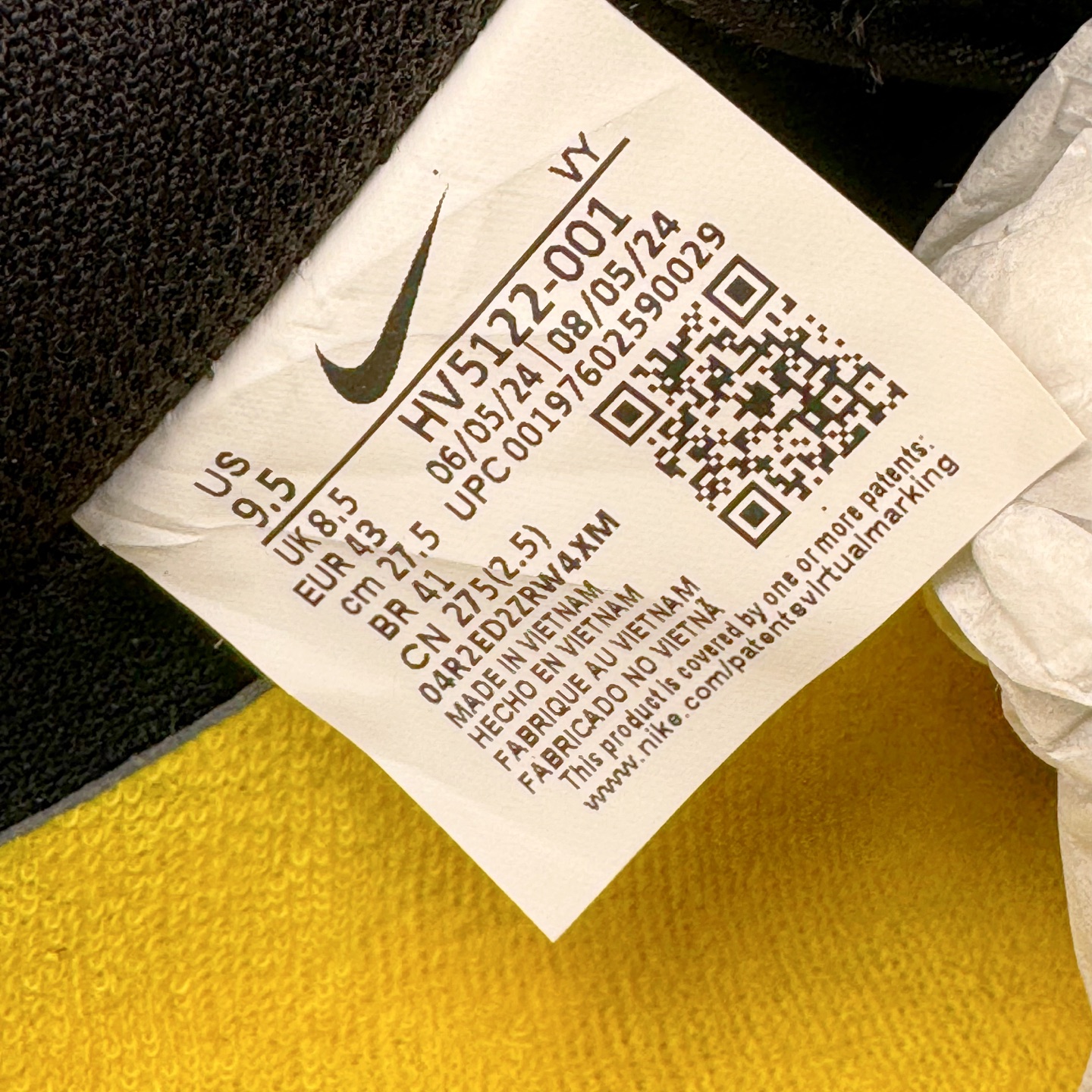 图片[12]-＃S2纯原 Kobe Bryant x NK Air Force 1 Low 空军一号科比限定黑黄 HV5122-001 整双鞋以黑色为主色调，紫色、黄色进行点缀。采用 Black , Varsity Maize 和 Varsity Purple 配色方案。鞋面采用优质黑色皮革，饰有凹陷的护套标志。鲜明的黄色 Swoosh 与黑色鞋面形成鲜明对比，为整体设计注入一抹活力与动感。而紫色线条则勾勒出 Swoosh 的轮廓，深化了湖人队的主题色彩。这款球鞋在保持时尚感的同时，也兼顾了穿着的舒适度。采用黑色中底设计，稳固而低调。而外底则选用了黄色的橡胶材质，耐磨防滑，提升抓地力。尺码：40 40.5 41 42 42.5 43 44 44.5 45 46 47.5 48-选品中心