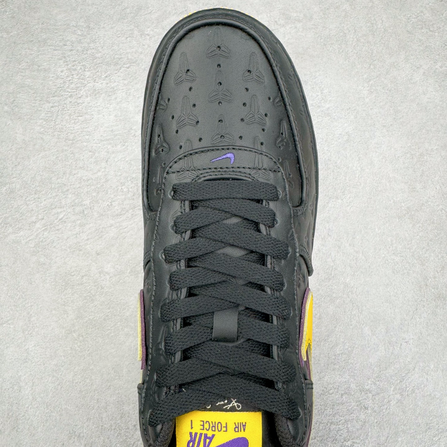 图片[4]-＃S2纯原 Kobe Bryant x NK Air Force 1 Low 空军一号科比限定黑黄 HV5122-001 整双鞋以黑色为主色调，紫色、黄色进行点缀。采用 Black , Varsity Maize 和 Varsity Purple 配色方案。鞋面采用优质黑色皮革，饰有凹陷的护套标志。鲜明的黄色 Swoosh 与黑色鞋面形成鲜明对比，为整体设计注入一抹活力与动感。而紫色线条则勾勒出 Swoosh 的轮廓，深化了湖人队的主题色彩。这款球鞋在保持时尚感的同时，也兼顾了穿着的舒适度。采用黑色中底设计，稳固而低调。而外底则选用了黄色的橡胶材质，耐磨防滑，提升抓地力。尺码：40 40.5 41 42 42.5 43 44 44.5 45 46 47.5 48-选品中心