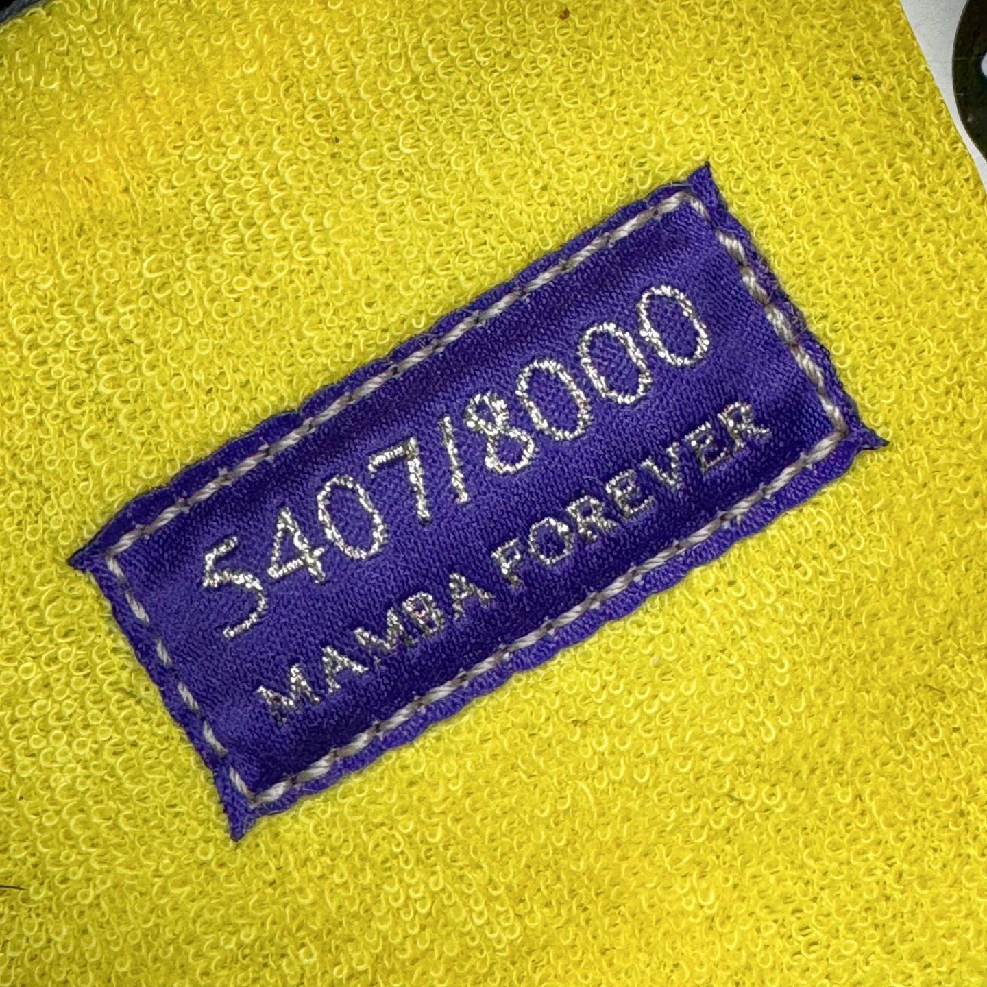 图片[13]-＃S2纯原 Kobe Bryant x NK Air Force 1 Low 空军一号科比限定黑黄 HV5122-001 整双鞋以黑色为主色调，紫色、黄色进行点缀。采用 Black , Varsity Maize 和 Varsity Purple 配色方案。鞋面采用优质黑色皮革，饰有凹陷的护套标志。鲜明的黄色 Swoosh 与黑色鞋面形成鲜明对比，为整体设计注入一抹活力与动感。而紫色线条则勾勒出 Swoosh 的轮廓，深化了湖人队的主题色彩。这款球鞋在保持时尚感的同时，也兼顾了穿着的舒适度。采用黑色中底设计，稳固而低调。而外底则选用了黄色的橡胶材质，耐磨防滑，提升抓地力。尺码：40 40.5 41 42 42.5 43 44 44.5 45 46 47.5 48-选品中心