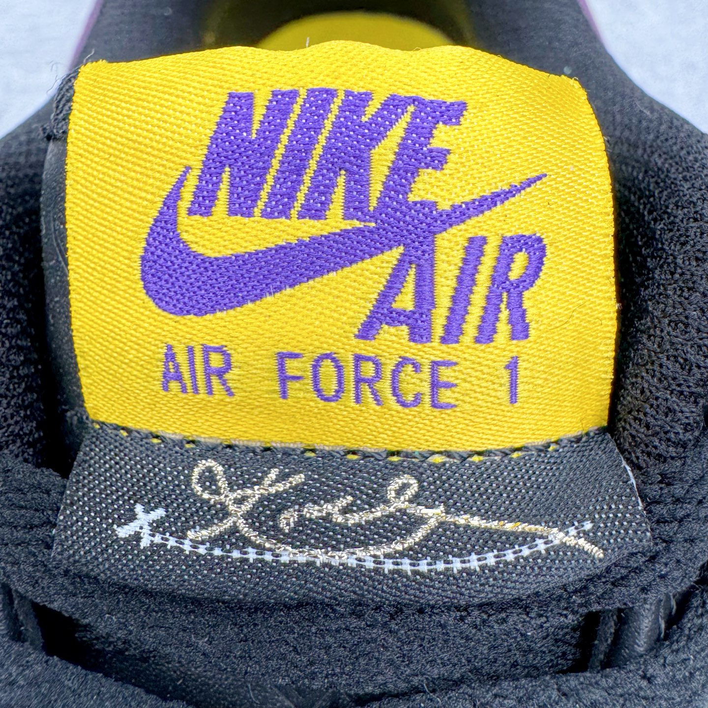 图片[14]-＃S2纯原 Kobe Bryant x NK Air Force 1 Low 空军一号科比限定黑黄 HV5122-001 整双鞋以黑色为主色调，紫色、黄色进行点缀。采用 Black , Varsity Maize 和 Varsity Purple 配色方案。鞋面采用优质黑色皮革，饰有凹陷的护套标志。鲜明的黄色 Swoosh 与黑色鞋面形成鲜明对比，为整体设计注入一抹活力与动感。而紫色线条则勾勒出 Swoosh 的轮廓，深化了湖人队的主题色彩。这款球鞋在保持时尚感的同时，也兼顾了穿着的舒适度。采用黑色中底设计，稳固而低调。而外底则选用了黄色的橡胶材质，耐磨防滑，提升抓地力。尺码：40 40.5 41 42 42.5 43 44 44.5 45 46 47.5 48-选品中心