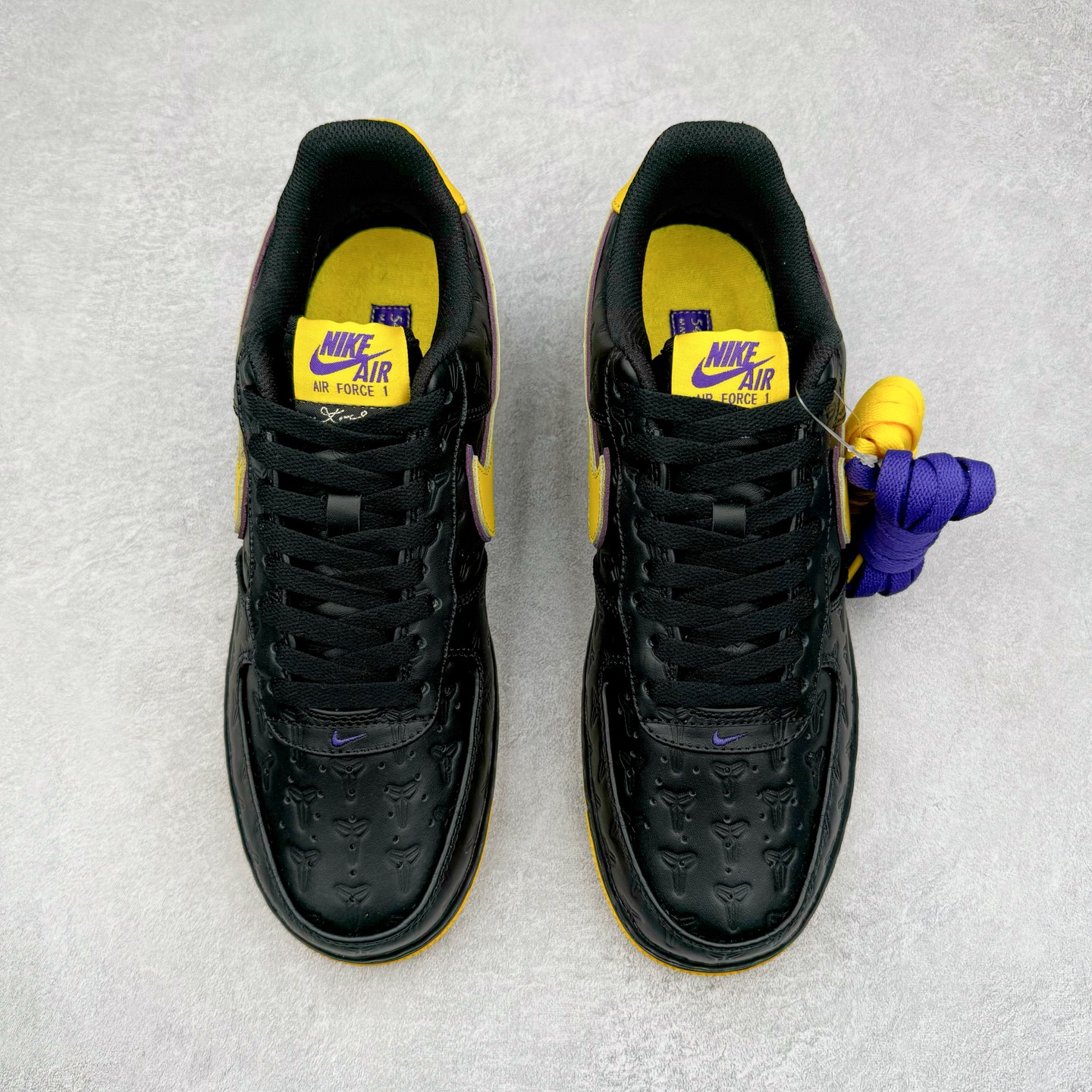 图片[2]-＃S2纯原 Kobe Bryant x NK Air Force 1 Low 空军一号科比限定黑黄 HV5122-001 整双鞋以黑色为主色调，紫色、黄色进行点缀。采用 Black , Varsity Maize 和 Varsity Purple 配色方案。鞋面采用优质黑色皮革，饰有凹陷的护套标志。鲜明的黄色 Swoosh 与黑色鞋面形成鲜明对比，为整体设计注入一抹活力与动感。而紫色线条则勾勒出 Swoosh 的轮廓，深化了湖人队的主题色彩。这款球鞋在保持时尚感的同时，也兼顾了穿着的舒适度。采用黑色中底设计，稳固而低调。而外底则选用了黄色的橡胶材质，耐磨防滑，提升抓地力。尺码：40 40.5 41 42 42.5 43 44 44.5 45 46 47.5 48-选品中心