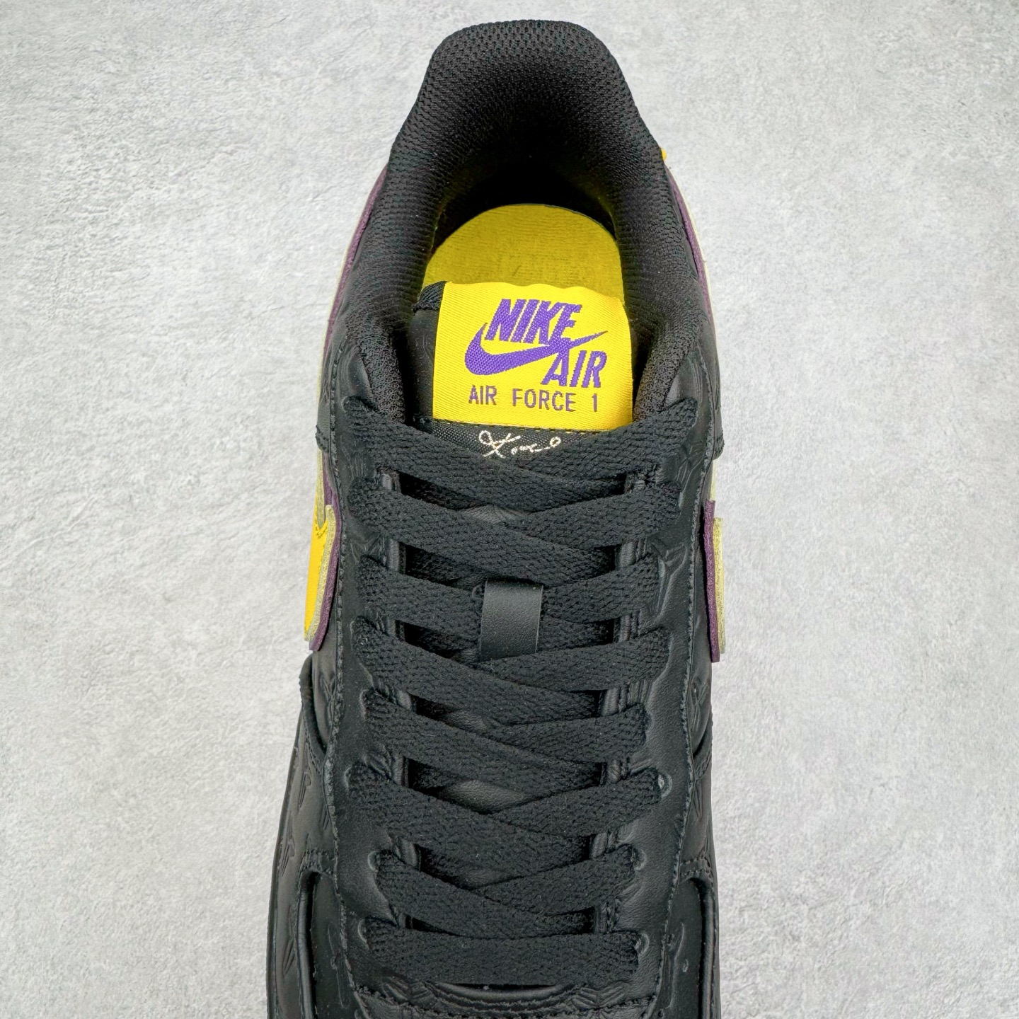 图片[5]-＃S2纯原 Kobe Bryant x NK Air Force 1 Low 空军一号科比限定黑黄 HV5122-001 整双鞋以黑色为主色调，紫色、黄色进行点缀。采用 Black , Varsity Maize 和 Varsity Purple 配色方案。鞋面采用优质黑色皮革，饰有凹陷的护套标志。鲜明的黄色 Swoosh 与黑色鞋面形成鲜明对比，为整体设计注入一抹活力与动感。而紫色线条则勾勒出 Swoosh 的轮廓，深化了湖人队的主题色彩。这款球鞋在保持时尚感的同时，也兼顾了穿着的舒适度。采用黑色中底设计，稳固而低调。而外底则选用了黄色的橡胶材质，耐磨防滑，提升抓地力。尺码：40 40.5 41 42 42.5 43 44 44.5 45 46 47.5 48-选品中心