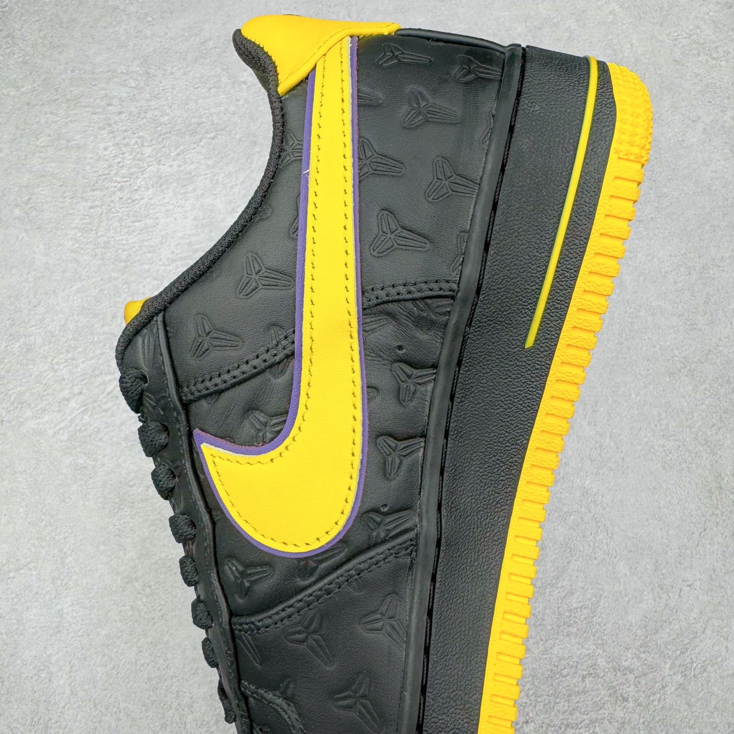 图片[7]-＃S2纯原 Kobe Bryant x NK Air Force 1 Low 空军一号科比限定黑黄 HV5122-001 整双鞋以黑色为主色调，紫色、黄色进行点缀。采用 Black , Varsity Maize 和 Varsity Purple 配色方案。鞋面采用优质黑色皮革，饰有凹陷的护套标志。鲜明的黄色 Swoosh 与黑色鞋面形成鲜明对比，为整体设计注入一抹活力与动感。而紫色线条则勾勒出 Swoosh 的轮廓，深化了湖人队的主题色彩。这款球鞋在保持时尚感的同时，也兼顾了穿着的舒适度。采用黑色中底设计，稳固而低调。而外底则选用了黄色的橡胶材质，耐磨防滑，提升抓地力。尺码：40 40.5 41 42 42.5 43 44 44.5 45 46 47.5 48-选品中心